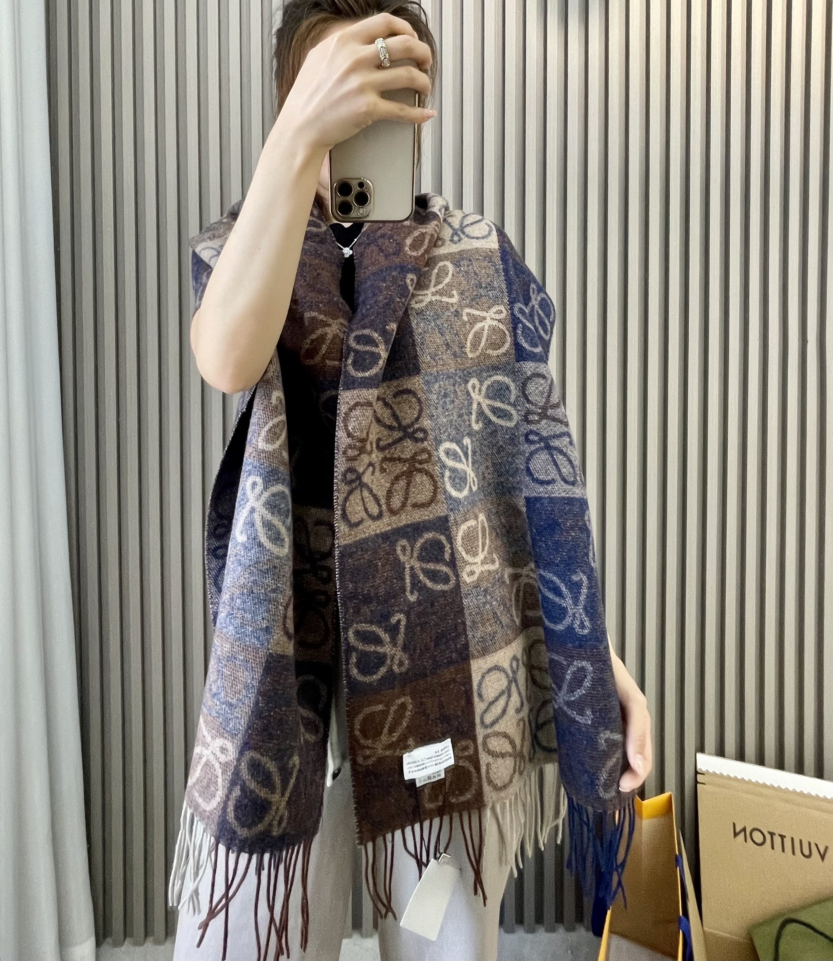 LOEWE罗意威90%羊毛+10%羊绒Anagram 老花围巾