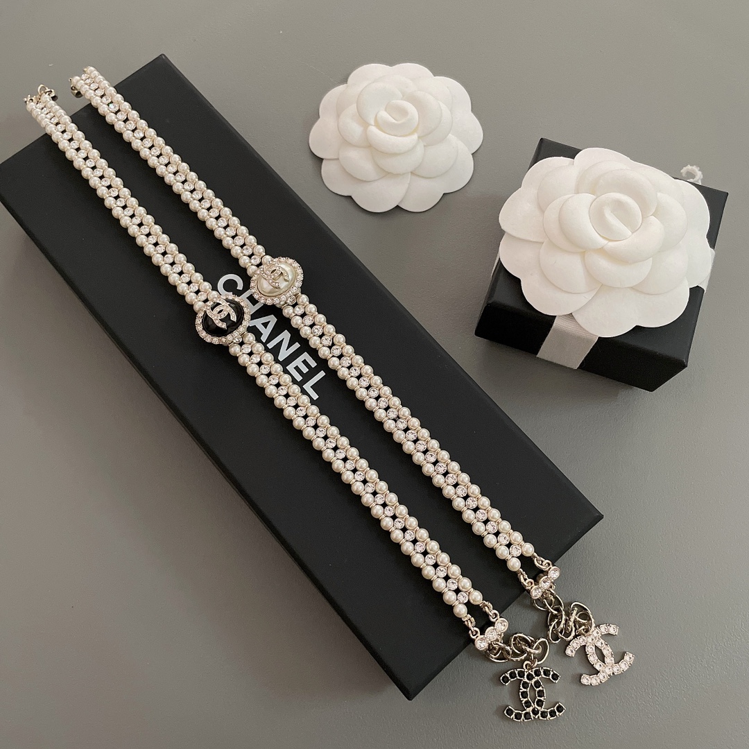 NO:765533,88300 [Fragrant Oval Bead Necklace] Same style as Xin Zhilei!  Super beautiful choker, black and white, double row bead design, fixed with a row of diamonds in the middle, all hand-knitted!  Swarovski crystals + pearls, hardware + lobster clasps are hand-painted and brushed!  A very, very handmade piece, the chain size is adjustable, the upper body is elegant and ladylike, very versatile and sweet!  ,,Cardia high-end jewelry1986090988300【香椭圆珠项圈】辛芷蕾同款！超美超美的choker,黑白两色,双排珠的设计,中间一排钻固定,全部手工编织工艺！上边颗颗施华洛水晶+珍珠,五金+龙虾扣手工手绘拉丝！非常非常重手工的一条,链条尺寸可调节,上身气质高雅,名媛风范,非常百搭且甜美！,,卡迪亚高端饰品,Jewelry