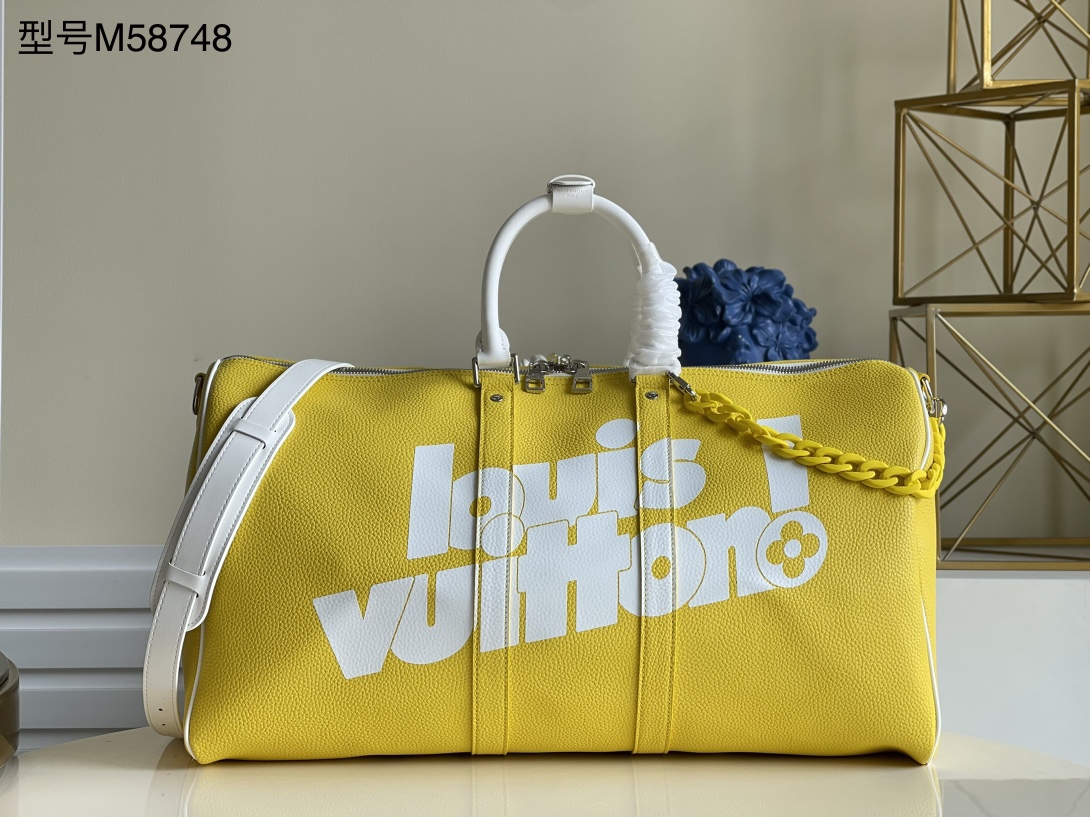 NO:397781,【Exclusive real photo M58748】This Keepall Bandoulière 55 travel bag is designed by Virgil Abloh - 22 autumn and winter Everyday LV capsule series, declaring the brand new meaning of the louis vuitton! The grained leather body is paired with acetate chain, rolled leather handle and leather brand to improve the details. Detailed features 50 x 29 x 23 cm z.1050,LV [original leather],louis vuitton,louis vuitton19860909【独家实拍M58748】本款 Keepall Bandoulière 55 旅行袋出自 Virgil Abloh 设计的 -22 秋冬 Everyday LV 胶囊系列,宣示 louis vuitton! 标识的崭新意味.粒面皮革包身搭配醋酸纤维链条,辊压皮革手柄和皮革名牌完善细节. 详细特征50 x 29 x 23 厘米 z.1050,LV【原厂皮】,louis vuitton,louis vuitton,Bag