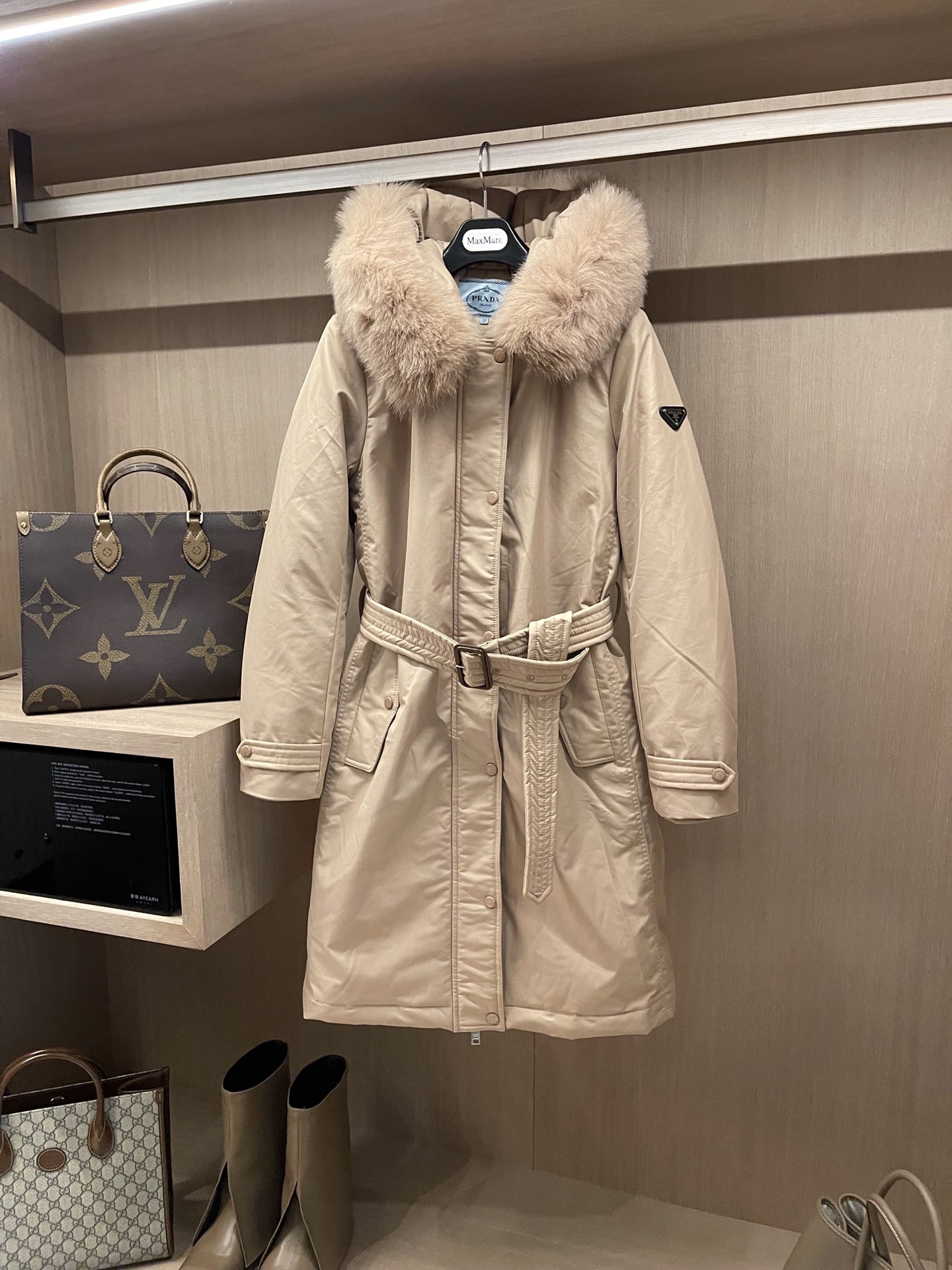 NO:677224,AH218# PR home windbreaker down jacket waist style oversized fox fur collar 90 white goose down black apricot 38/40/42/44, Prada-clothing, prada, down jacket,19860909AH218# PR家 风衣款 羽绒服 收腰款 超大狐狸毛领 90 白鹅绒 黑色 杏色 38/40/42/44,普拉达-服装,prada,down jacket,,Women's clothing