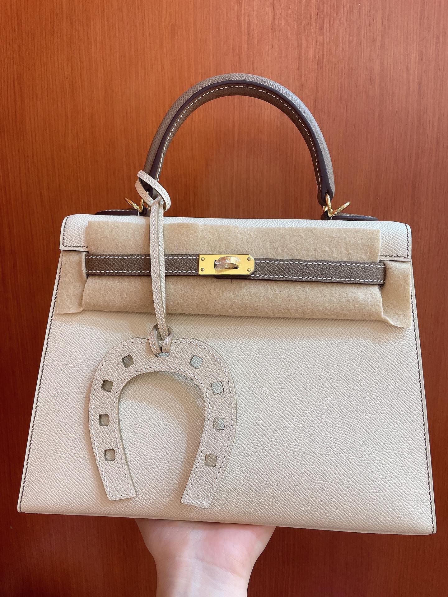 Hermes Kelly Sacs À Main Sacs À Bandoulière & À Épaule Gris éléphant Milkshake blanc Blanc Quincaillerie en or