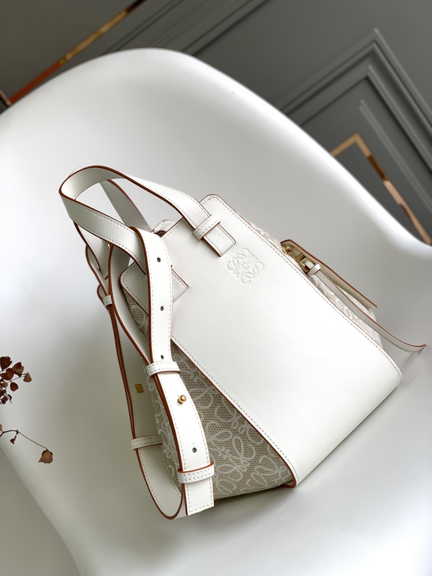 NO:193374,[Celebration] [Celebration] Hammock's new colors and practices. Anagram jacquard canvas with cowhide splicing. Large capacity, one-shoulder, crossbody, hand-held, multi-functional crossbody bag. Classic shape [Rose] carried by top handle. Removable adjustable shoulder straps. Internal hook closure. Two internal insert bags. One external zipper pocket. With Anagram herringbone cotton sail lining. [Fireworks] [Fireworks] Model 062151 size29*14*26cm. Hammock small, satchels, crossbody bags, cowhide19860909[庆祝][庆祝][庆祝]Hammock 小号吊床新色新做法 采用Anagram 提花帆布搭配牛皮拼接 大容量、单肩、斜挎、手拎、多功能斜挎包 经典造型[玫瑰]通过顶部提手携带 可拆卸 可调节肩带 内部钩扣封口 两个内部插袋 一个外部拉链口袋 带有Anagram人字纹棉帆里衬[烟花][烟花][烟花]型号062151 size29*14*26cm,吊床Hammock small,satchels,crossbody bags,cowhide,Bag