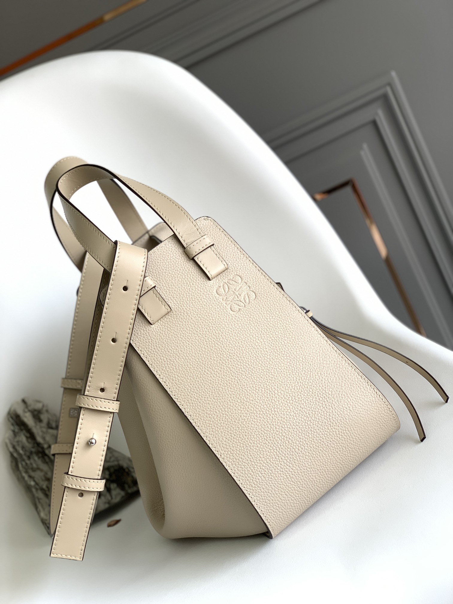 NO:193354,[Celebration] [Celebration] Hammock Small hammock lychee pattern Made of lychee grain cowhide Large capacity, one shoulder, crossbody, hand-held, multi-function crossbody bag Classic shape [Rose] carried by top handle Removable Adjustable shoulder strap Internal hook closure Two internal insert bags One external zipper pocket With Anagram herringbone cotton sail lining [Fireworks] [Fireworks] [Fireworks] Model 062151 size29*14*26cm, Hammock Hammock small, satchels, crossbody bags, cowhide19860909[庆祝][庆祝][庆祝]Hammock 小号吊床荔枝纹 采用荔枝粒面牛皮制成 大容量、单肩、斜挎、手拎、多功能斜挎包 经典造型[玫瑰]通过顶部提手携带 可拆卸 可调节肩带 内部钩扣封口 两个内部插袋 一个外部拉链口袋 带有Anagram人字纹棉帆里衬[烟花][烟花][烟花]型号062151 size29*14*26cm,吊床Hammock small,satchels,crossbody bags,cowhide,Bag