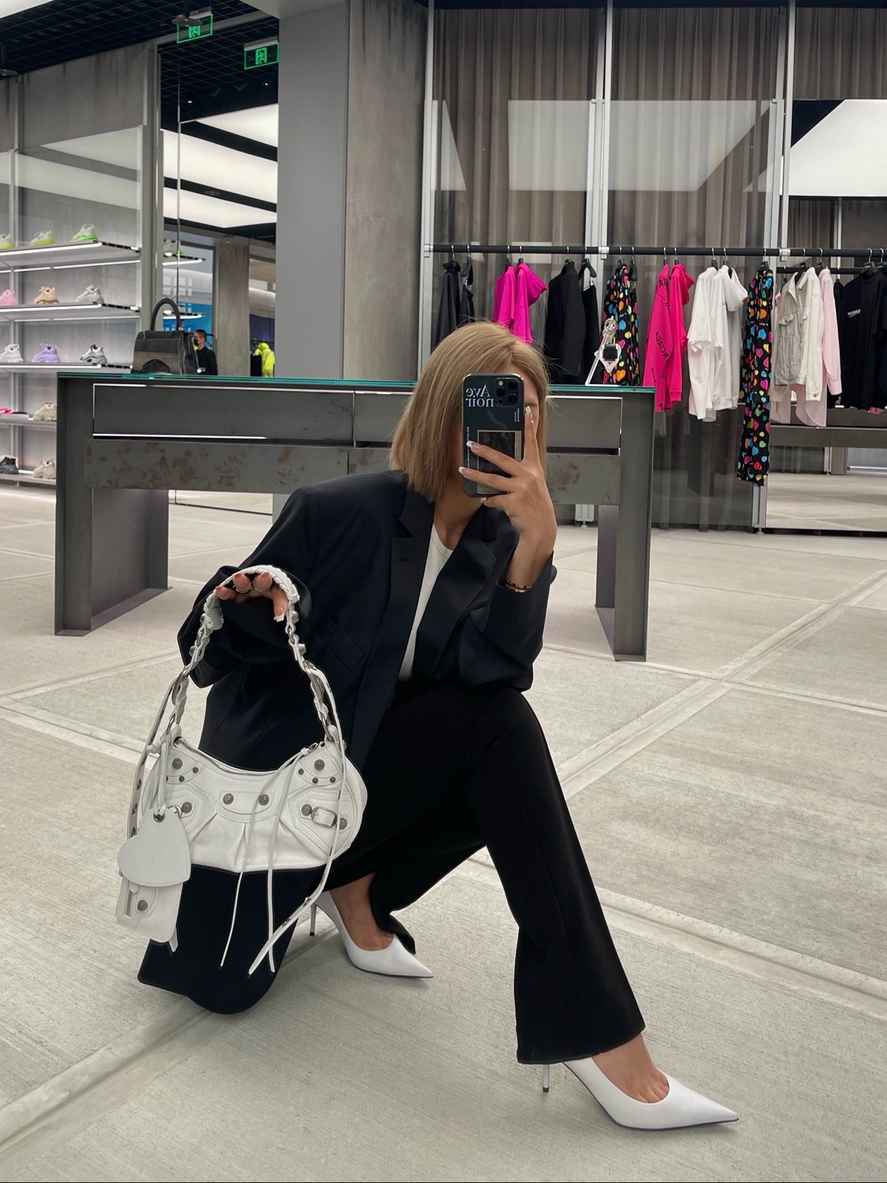 Balenciaga Le Cagole 26CM 抓皱牛皮月牙包 671309奶白色