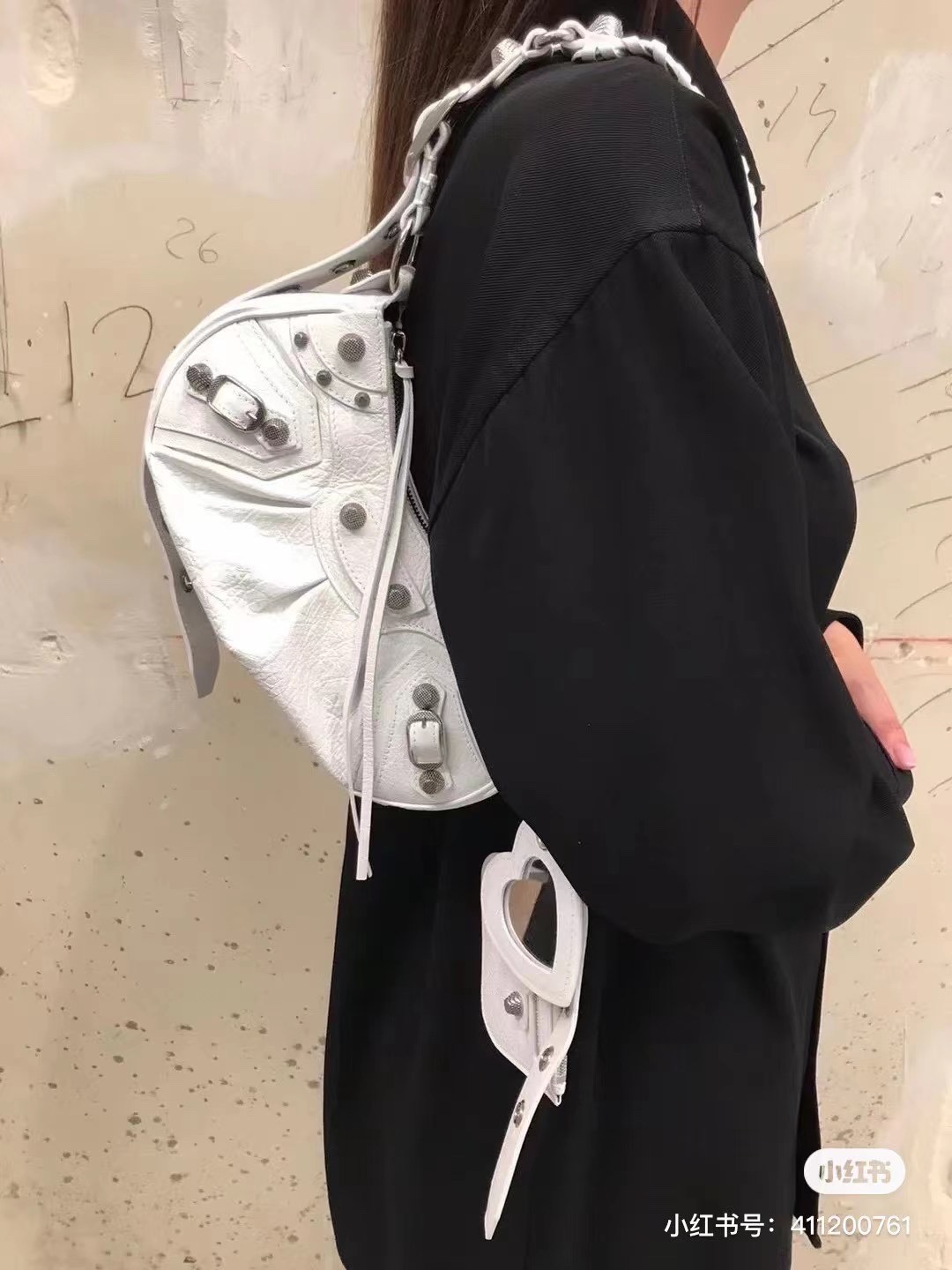 Balenciaga Le Cagole 26CM 抓皱牛皮月牙包 671309奶白色