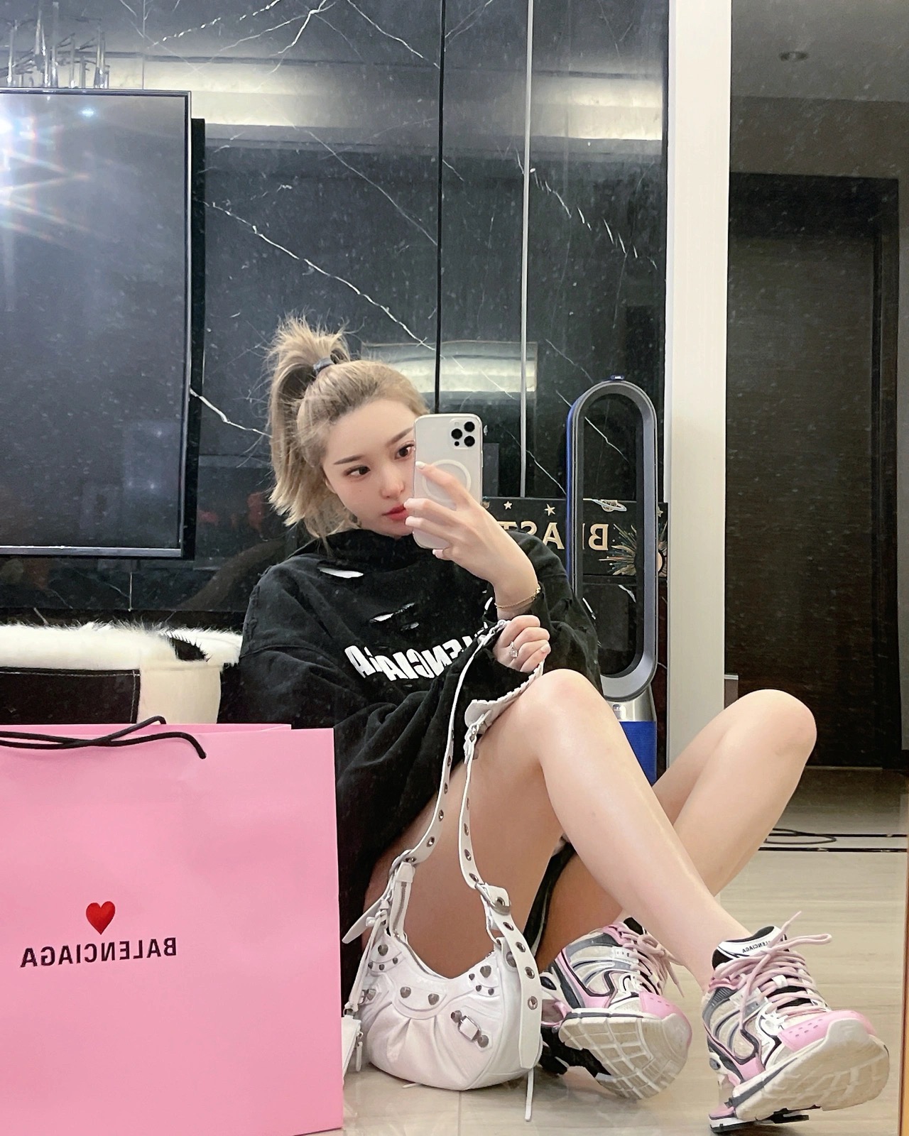 Balenciaga Le Cagole 26CM 抓皱牛皮月牙包 671309奶白色