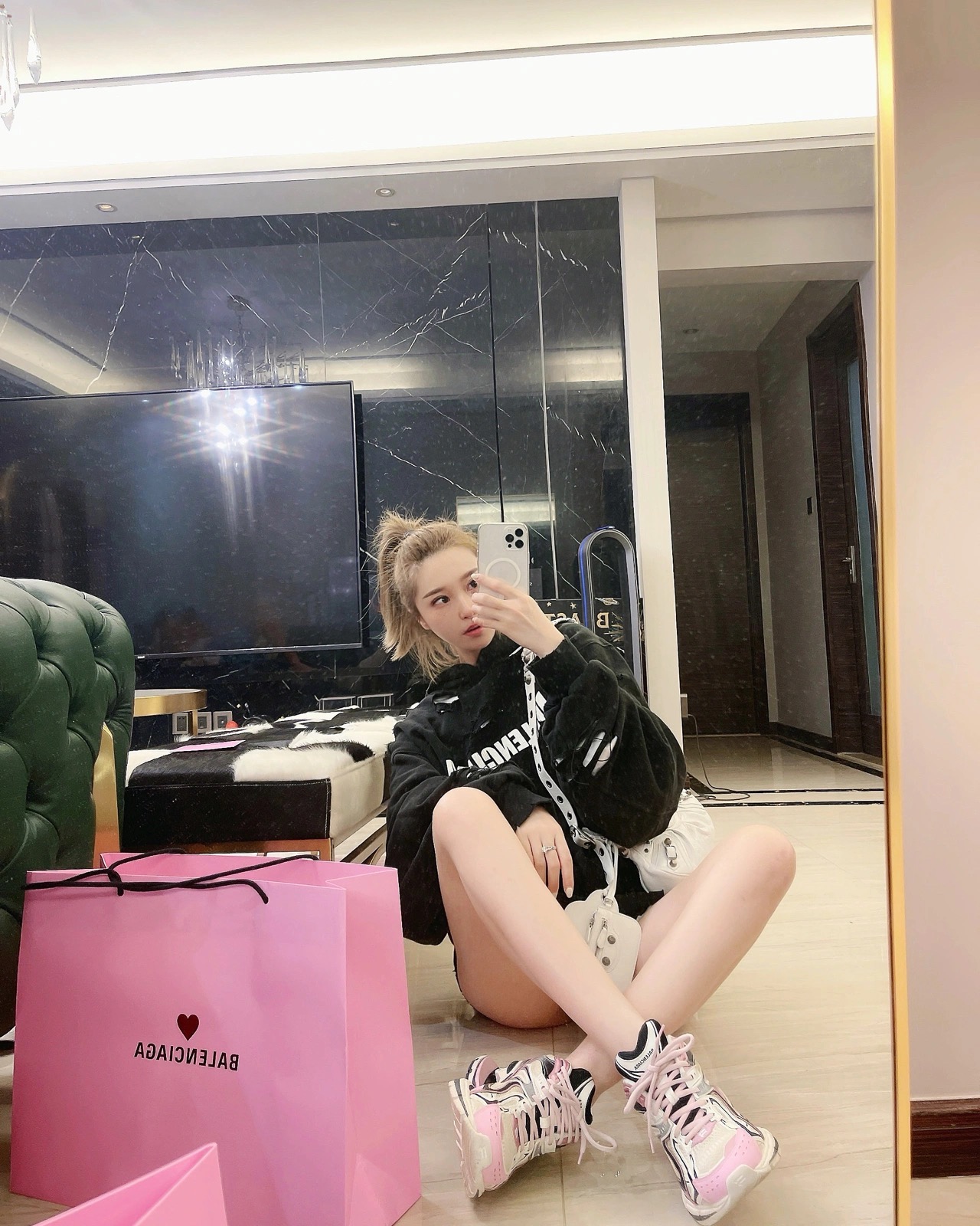 Balenciaga Le Cagole 26CM 抓皱牛皮月牙包 671309奶白色