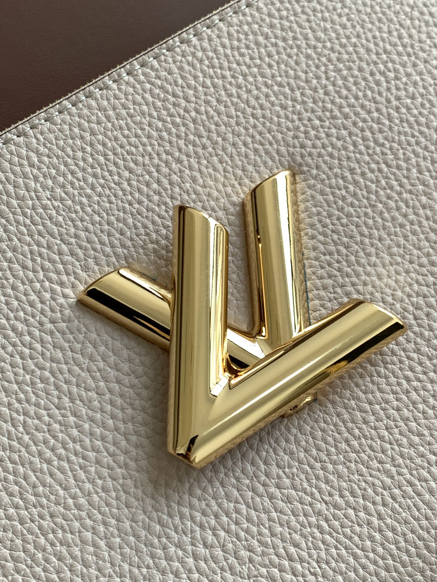 【海原外‬单 独实家‬拍】 M57093  推出 Twist One Handle 小号手袋，以 Tau