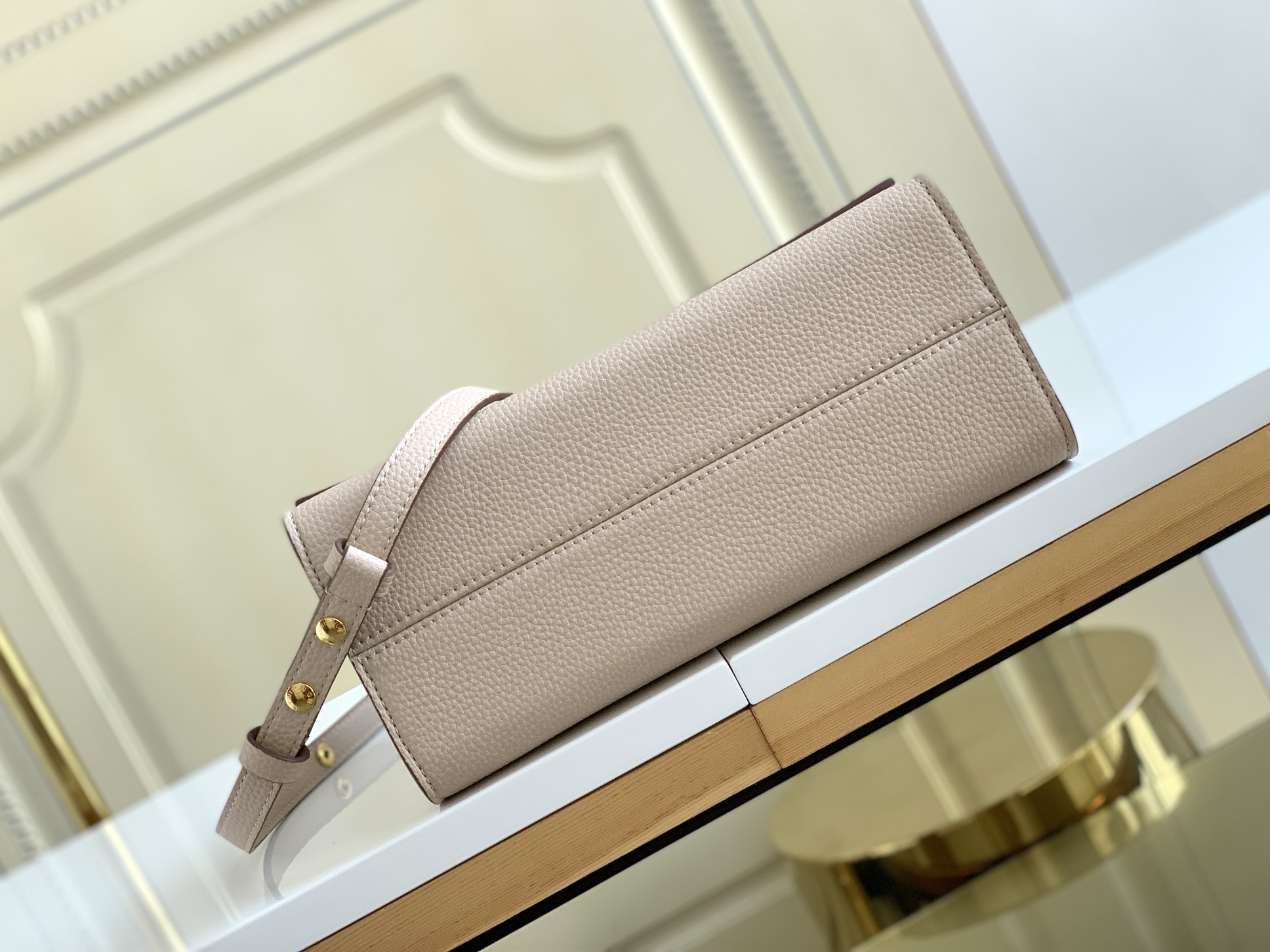 【海原外‬单 独实家‬拍】 M57093  推出 Twist One Handle 小号手袋，以 Tau