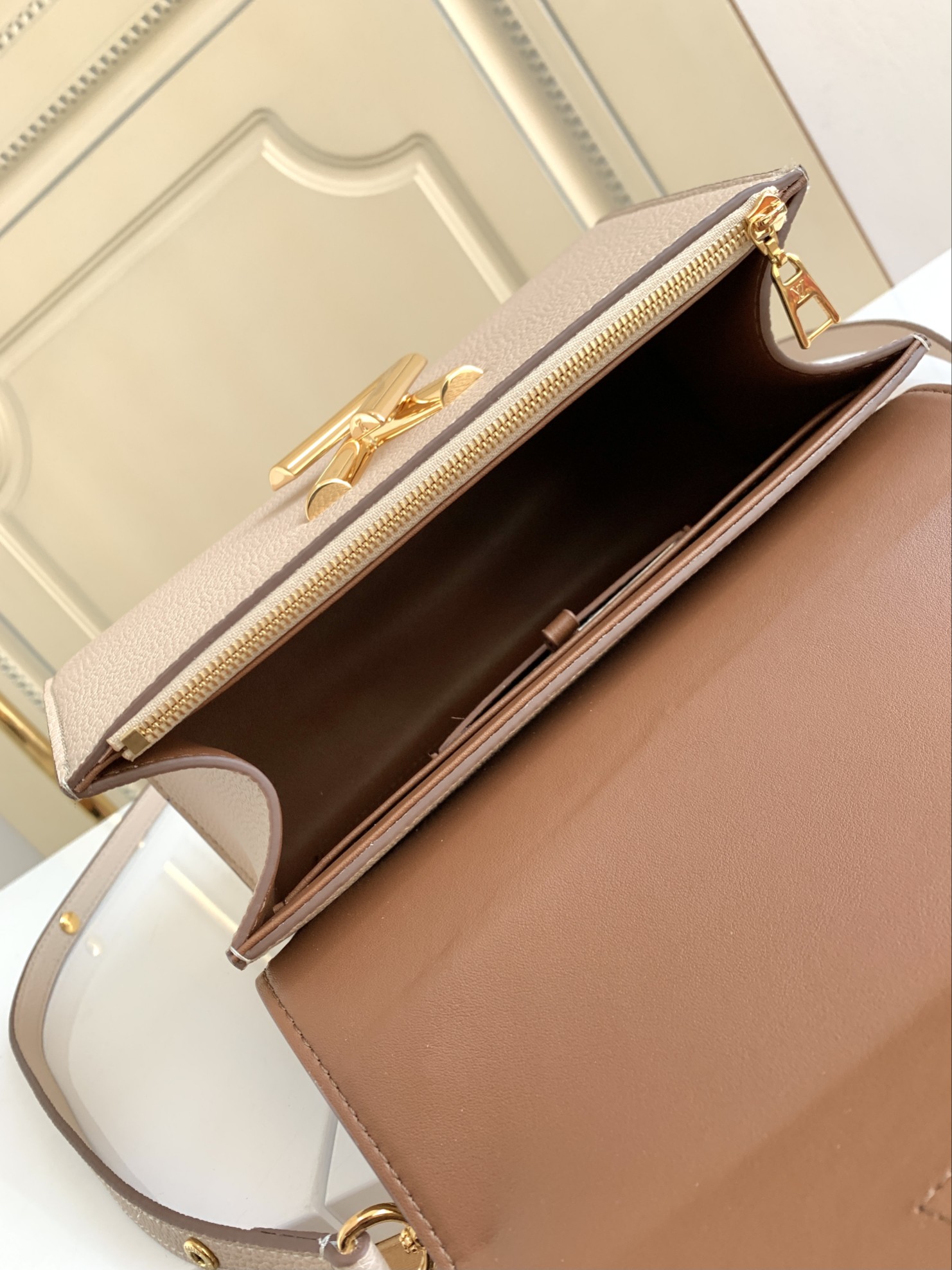 【海原外‬单 独实家‬拍】 M57093  推出 Twist One Handle 小号手袋，以 Tau