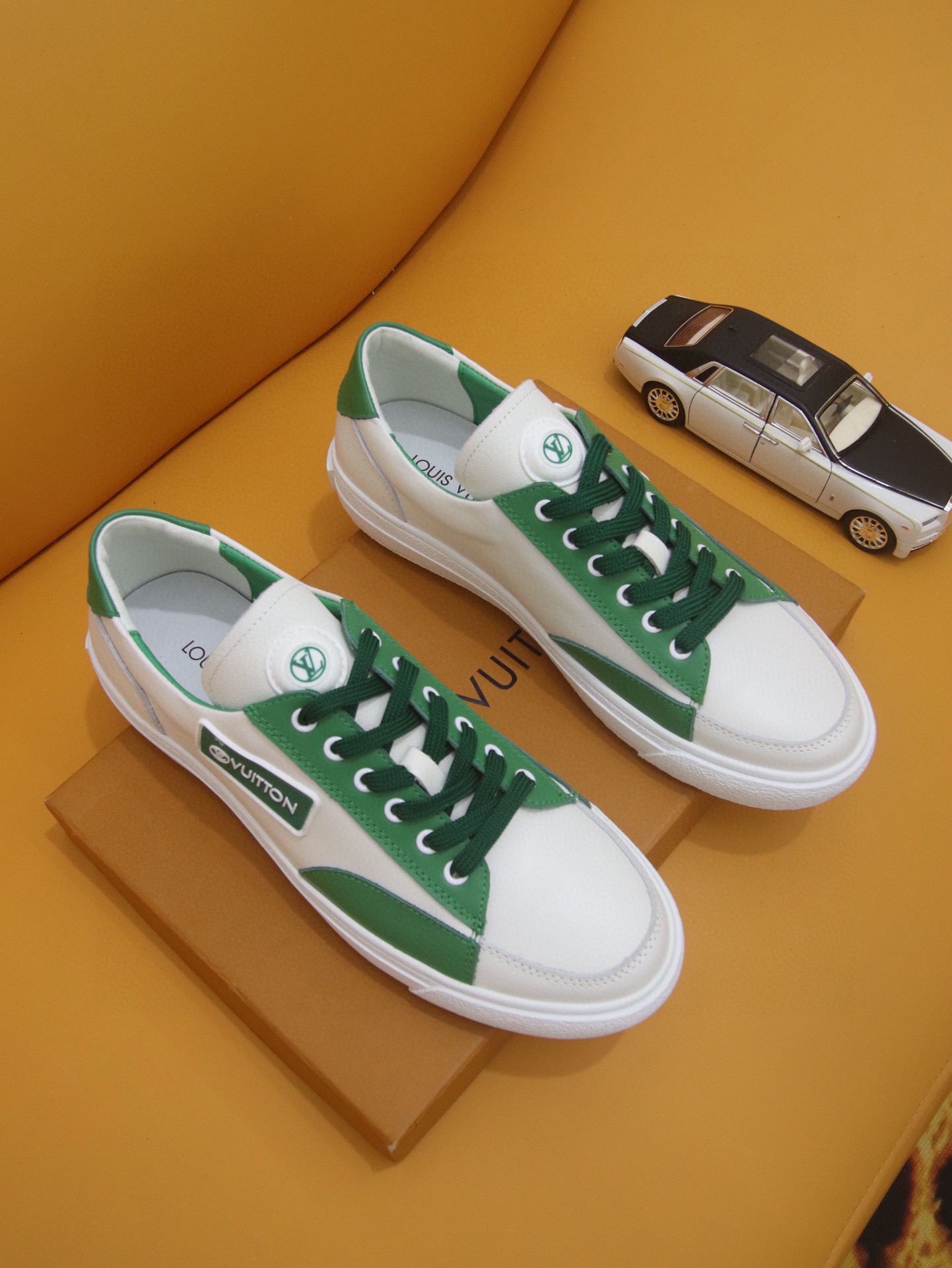 I5 LOUlS VUlTTON路易威登～独特现休闲风。LV专柜代购休闲鞋 男士2022专柜同步发售，意大利进口品牌精选头层意大利牛皮。羊皮内里 拒绝脱色磨脚鞋底：原厂特供原版底实物更赞 适合户外司机驾车完美