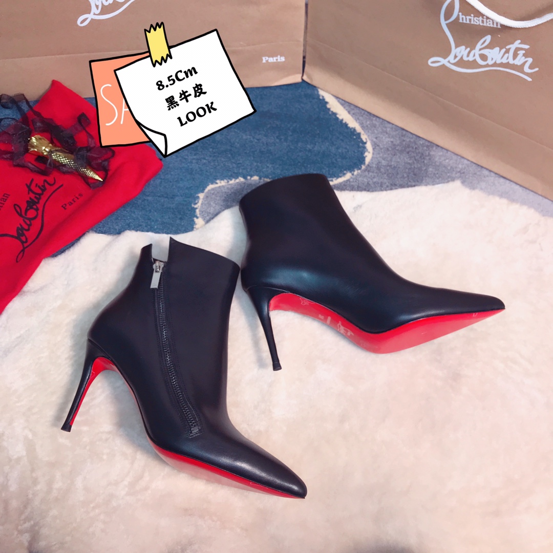 NO:337066,High-end customized autumn and winter boot series!  H8.5Cm, size 35-42. Private mold trademark zipper. Ⅹ39-002 black cowhide outer zipper, official website synchronization Standard European code Reference:X39-002 Color:black Material:cowhide Lining:goat leather Heel height:8.5Cm Sole:leather sole Size:EU 35-42 (US 4-11):,,christian louboutin,boots,cowhide19860909高端订制 秋冬靴系列！ H8.5Cm,尺码35-42码.私模商标拉链 .Ⅹ39-002黑牛皮外拉链,官网同步 标准欧码 Reference:X39-002 Color:black Material:cowhide Lining:goat leather Heel heigh:8.5Cm Sole:leather sole Size:EU 35－42（US 4一11) :,,christian louboutin,boots,cowhide,Women's Shoes
