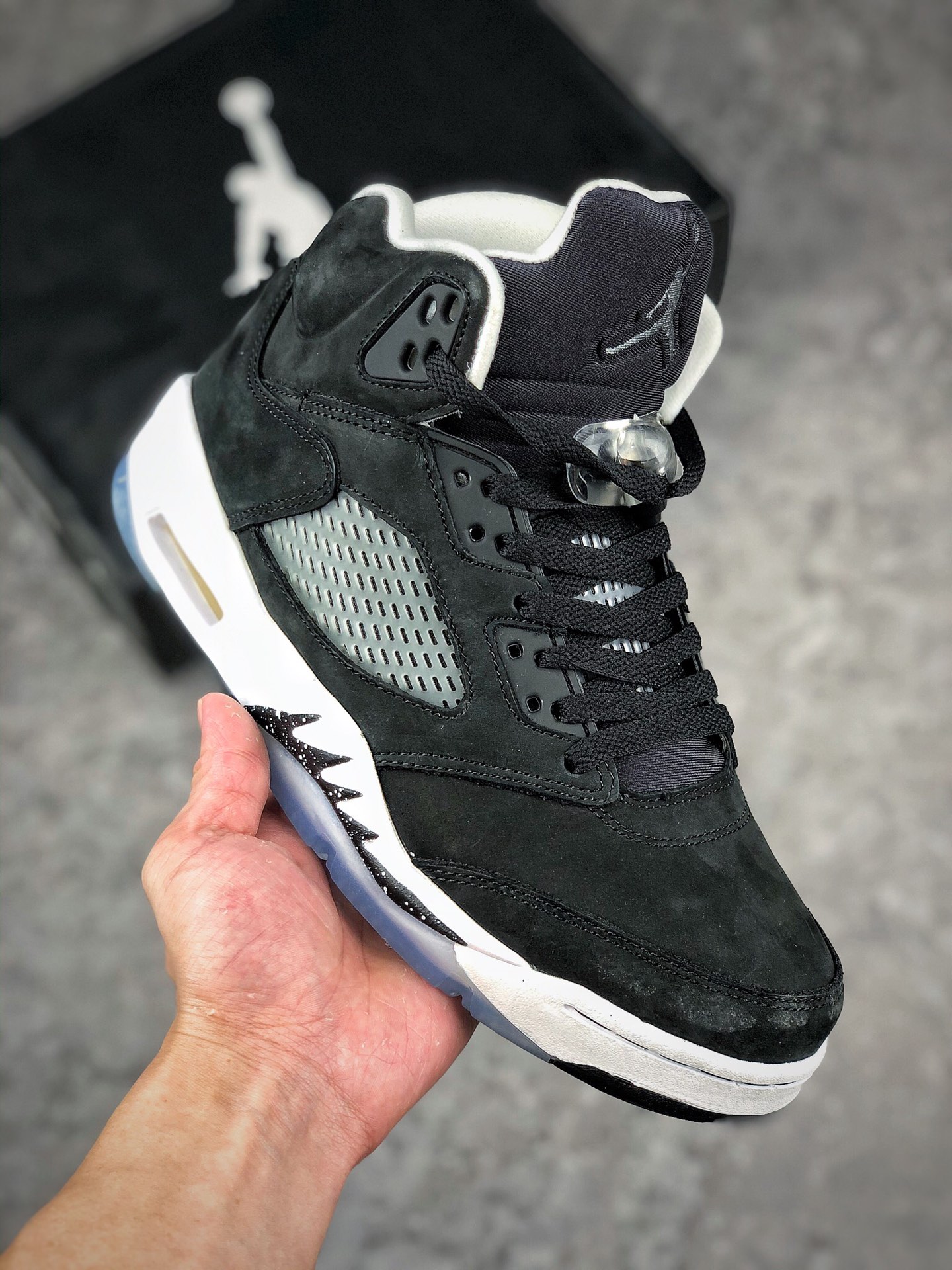 本地自取 支持放店 
Air Jordan 5 “Stealth 2.0”AJ5 乔5奥利奥 
东莞元老级版师操刀倾力打造全网最强五代 原楦原纸板开发 确保原汁原味 韩国进口原材麂皮 质感色泽绝无偏差 完美中底拉帮 采用真正原厂鞋扣 原档案大底 如假白送 大底纹路 气垫通透度PU的回弹性均百分百还原 ＃挑战全网艺术家 只服务市场5%高端客户 大底贴合程度胶水把控 圈内最顶尖 原厂数据 原厂电绣电脑针车 后跟定型 冲刀皮料裁剪零毛边 
货号：CT4838-011
尺码：40.5 41 42 42.5 43 44 44.5 45