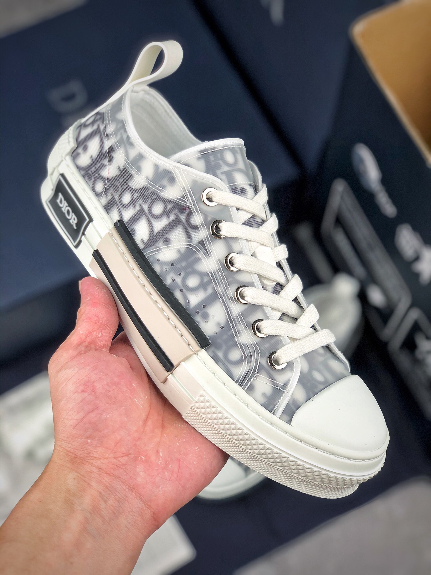 本地自取 核心放店
历史最强版本 不接受任何反驳
Dior B23 Oblique High Top Sneakers
芯片代购版 迪奥低帮 全套原装配件
羊皮贴底拉帮 原装耐弯折耐高温EVC饰片材质 迄今为止唯一原装版本 采用原厂科技面料 无色差问题 随意对比公司 正确后跟弧度 完美鞋型 首批少量
尺码：35 36 37 38 39 40 41 42 43 44 45 46