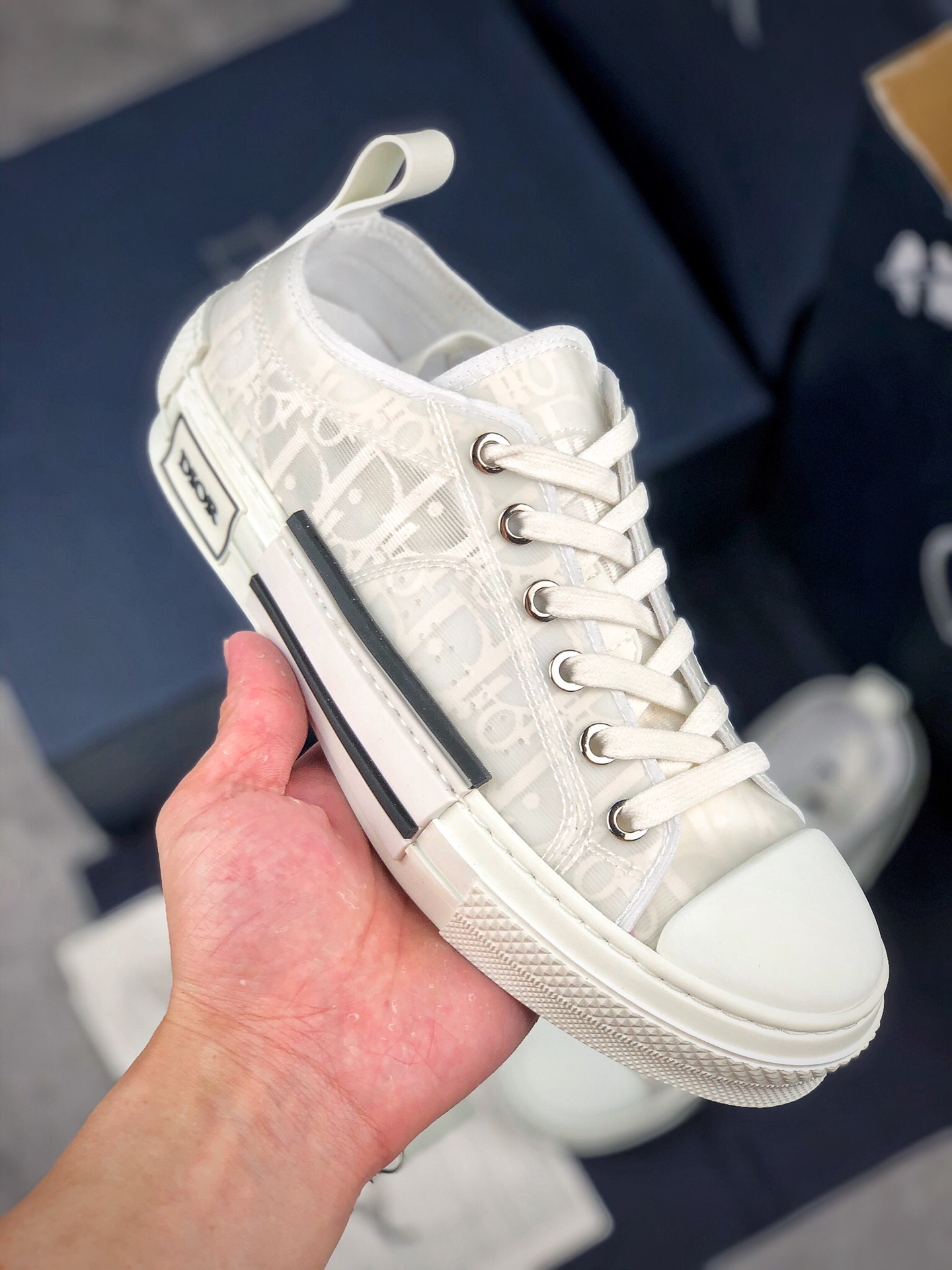 本地自取 核心放店
历史最强版本 不接受任何反驳
Dior B23 Oblique High Top Sneakers
芯片代购版 迪奥低帮 全套原装配件
羊皮贴底拉帮 原装耐弯折耐高温EVC饰片材质 迄今为止唯一原装版本 采用原厂科技面料 无色差问题 随意对比公司 正确后跟弧度 完美鞋型 首批少量
尺码：35 36 37 38 39 40 41 42 43 44 45 46