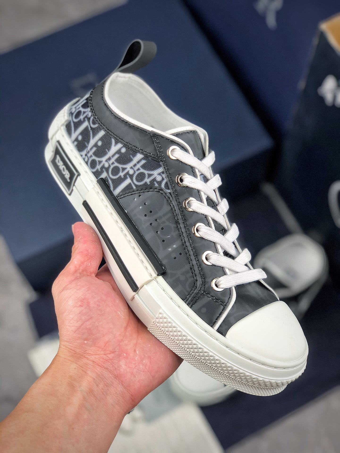 本地自取 核心放店
历史最强版本 不接受任何反驳
Dior B23 Oblique High Top Sneakers
芯片代购版 迪奥低帮 全套原装配件
羊皮贴底拉帮 原装耐弯折耐高温EVC饰片材质 迄今为止唯一原装版本 采用原厂科技面料 无色差问题 随意对比公司 正确后跟弧度 完美鞋型 首批少量
尺码：35 36 37 38 39 40 41 42 43 44 45 46