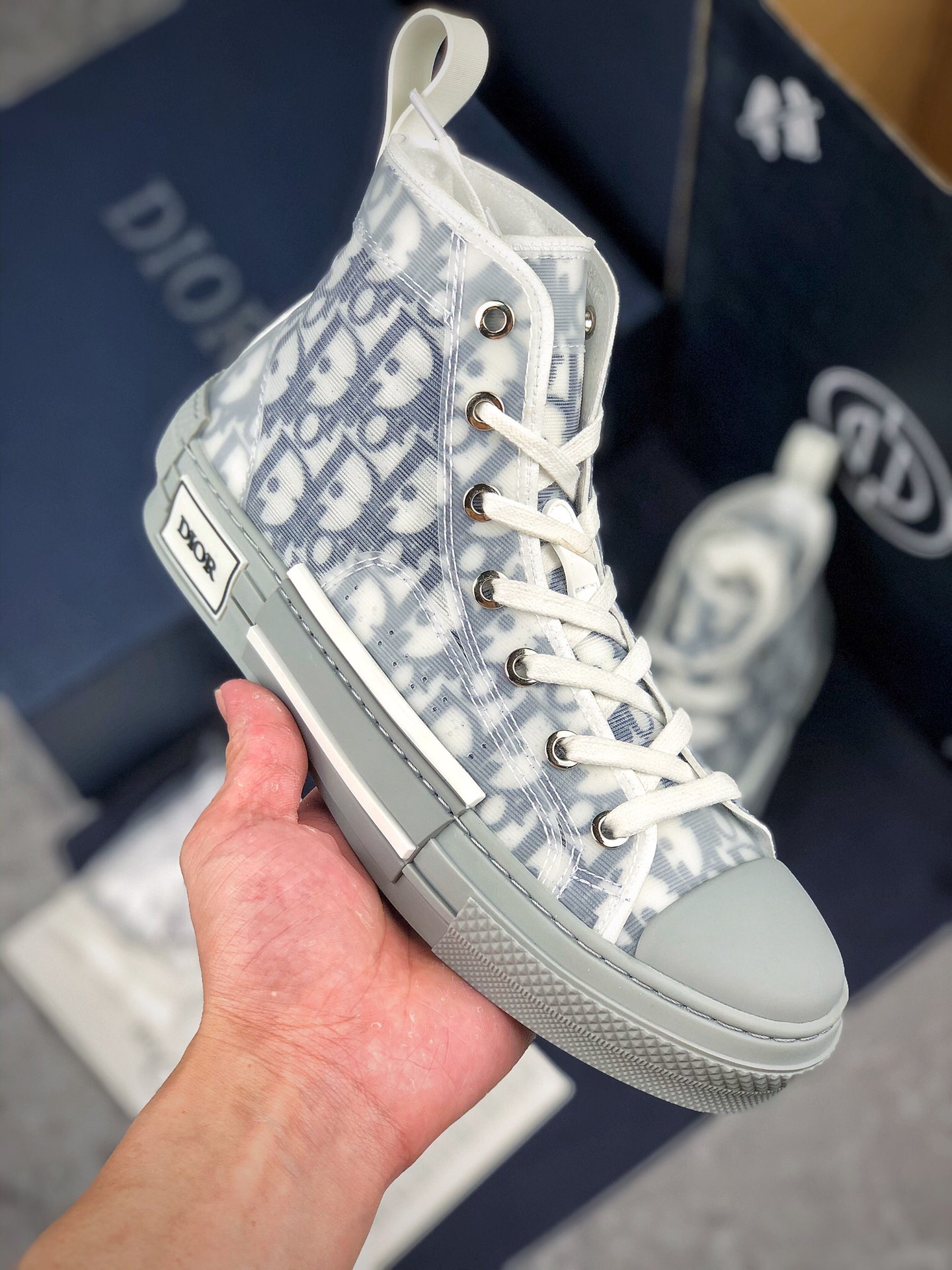 本地自取 核心放店
历史最强版本 不接受任何反驳
Dior B23 Oblique High Top Sneakers
芯片代购版 迪奥高帮 全套原装配件
羊皮贴底拉帮 原装耐弯折耐高温EVC饰片材质 迄今为止唯一原装版本 采用原厂科技面料 无色差问题 随意对比公司 正确后跟弧度 完美鞋型 首批少量
尺码：35 36 37 38 39 40 41 42 43 44 45 46