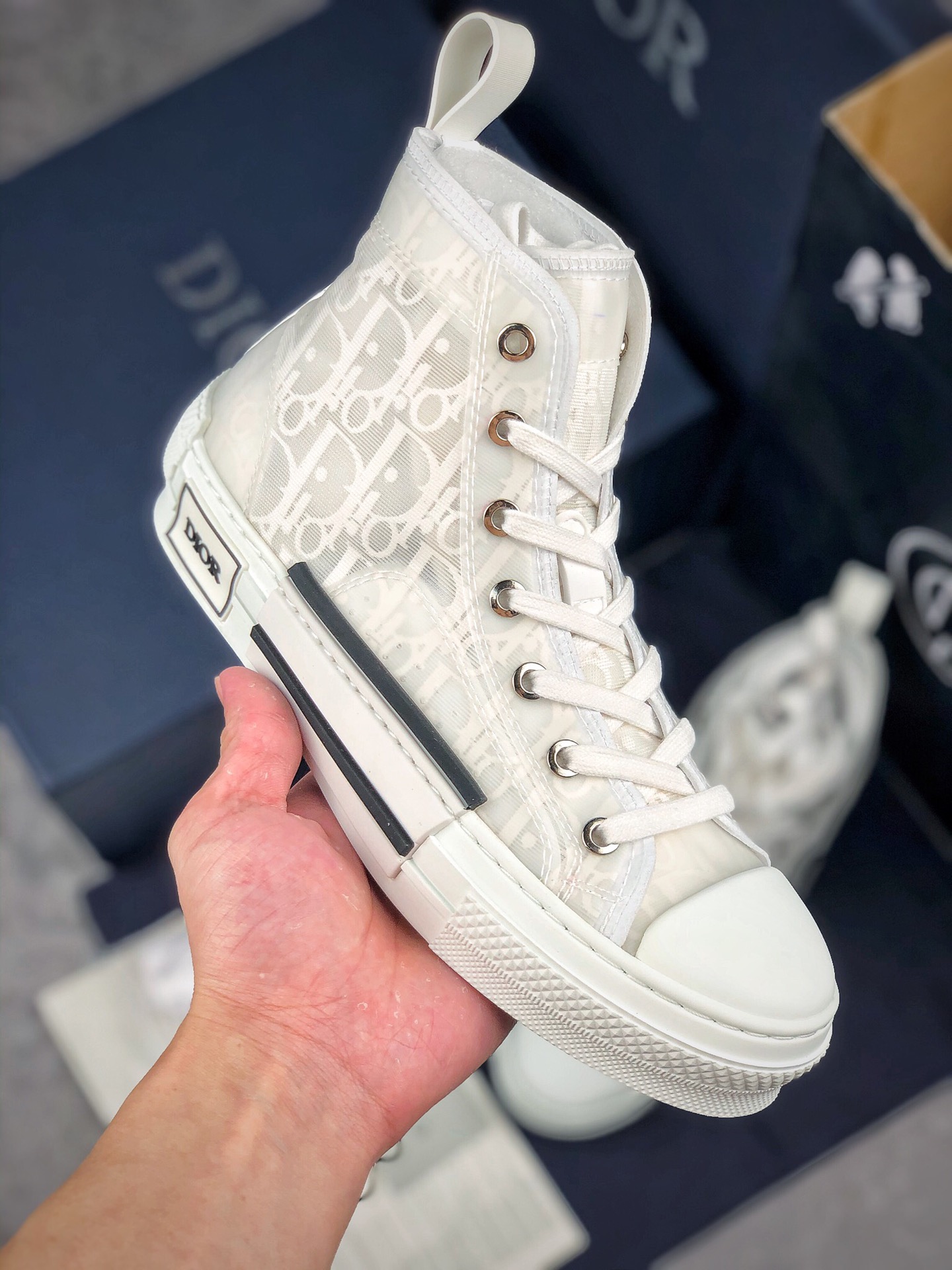 本地自取 核心放店
历史最强版本 不接受任何反驳
Dior B23 Oblique High Top Sneakers
芯片代购版 迪奥高帮 全套原装配件
羊皮贴底拉帮 原装耐弯折耐高温EVC饰片材质 迄今为止唯一原装版本 采用原厂科技面料 无色差问题 随意对比公司 正确后跟弧度 完美鞋型 首批少量
尺码：35 36 37 38 39 40 41 42 43 44 45 46