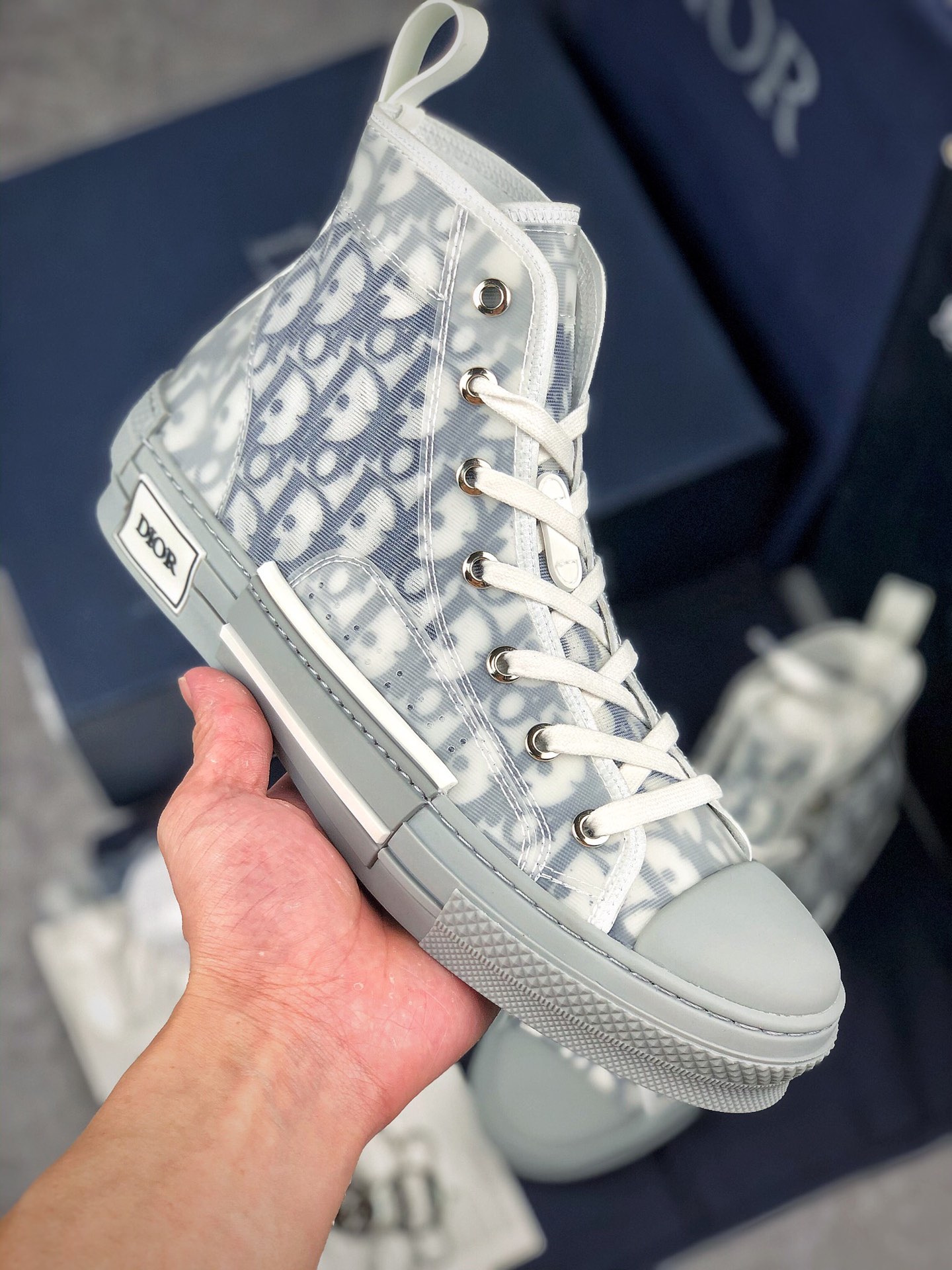 本地自取 核心放店
历史最强版本 不接受任何反驳
Dior B23 Oblique High Top Sneakers
芯片代购版 迪奥高帮 全套原装配件
羊皮贴底拉帮 原装耐弯折耐高温EVC饰片材质 迄今为止唯一原装版本 采用原厂科技面料 无色差问题 随意对比公司 正确后跟弧度 完美鞋型 首批少量
尺码：35 36 37 38 39 40 41 42 43 44 45 46