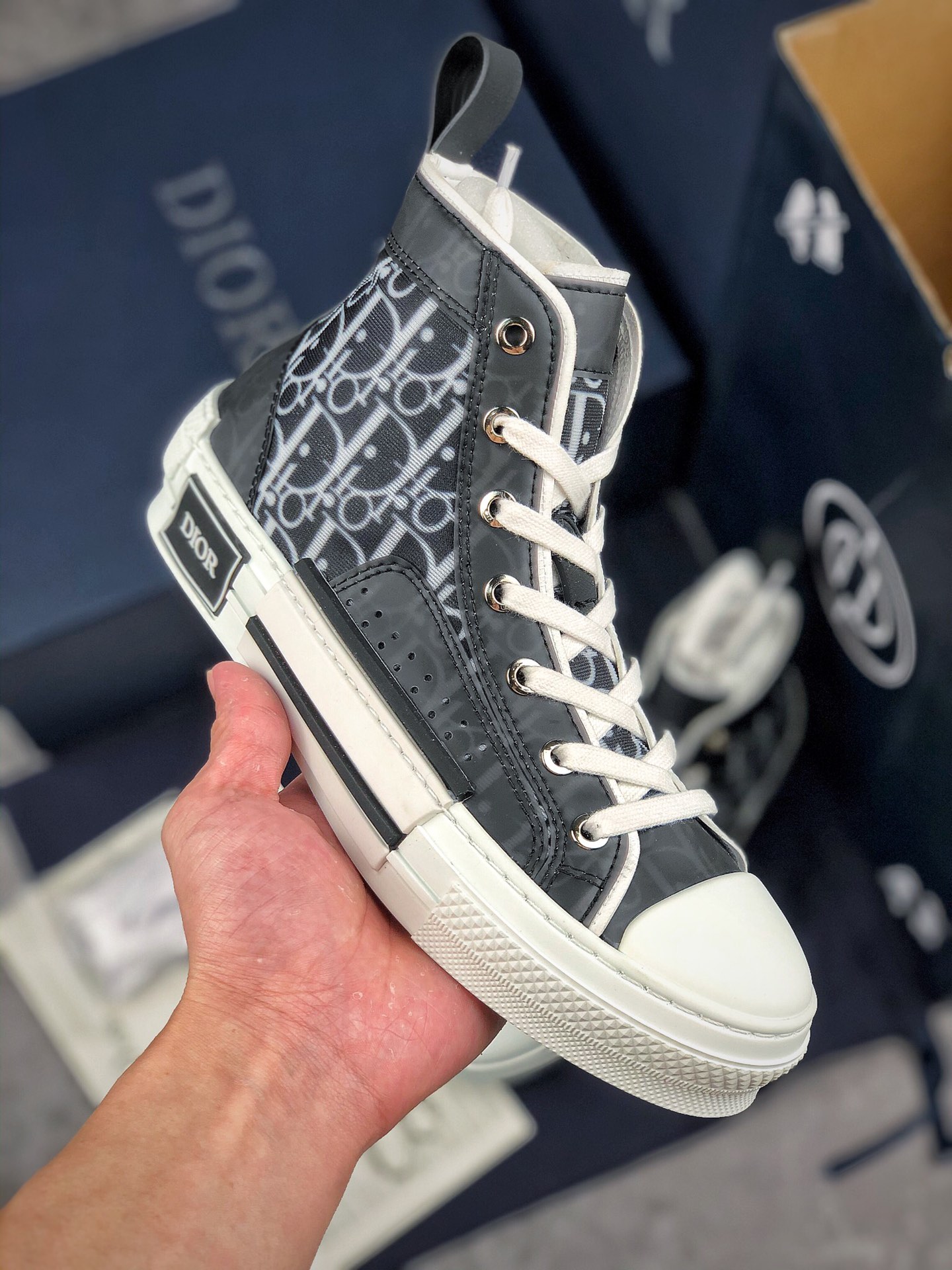 本地自取 核心放店
历史最强版本 不接受任何反驳
Dior B23 Oblique High Top Sneakers
芯片代购版 迪奥高帮 全套原装配件
羊皮贴底拉帮 原装耐弯折耐高温EVC饰片材质 迄今为止唯一原装版本 采用原厂科技面料 无色差问题 随意对比公司 正确后跟弧度 完美鞋型 首批少量
尺码：35 36 37 38 39 40 41 42 43 44 45 46