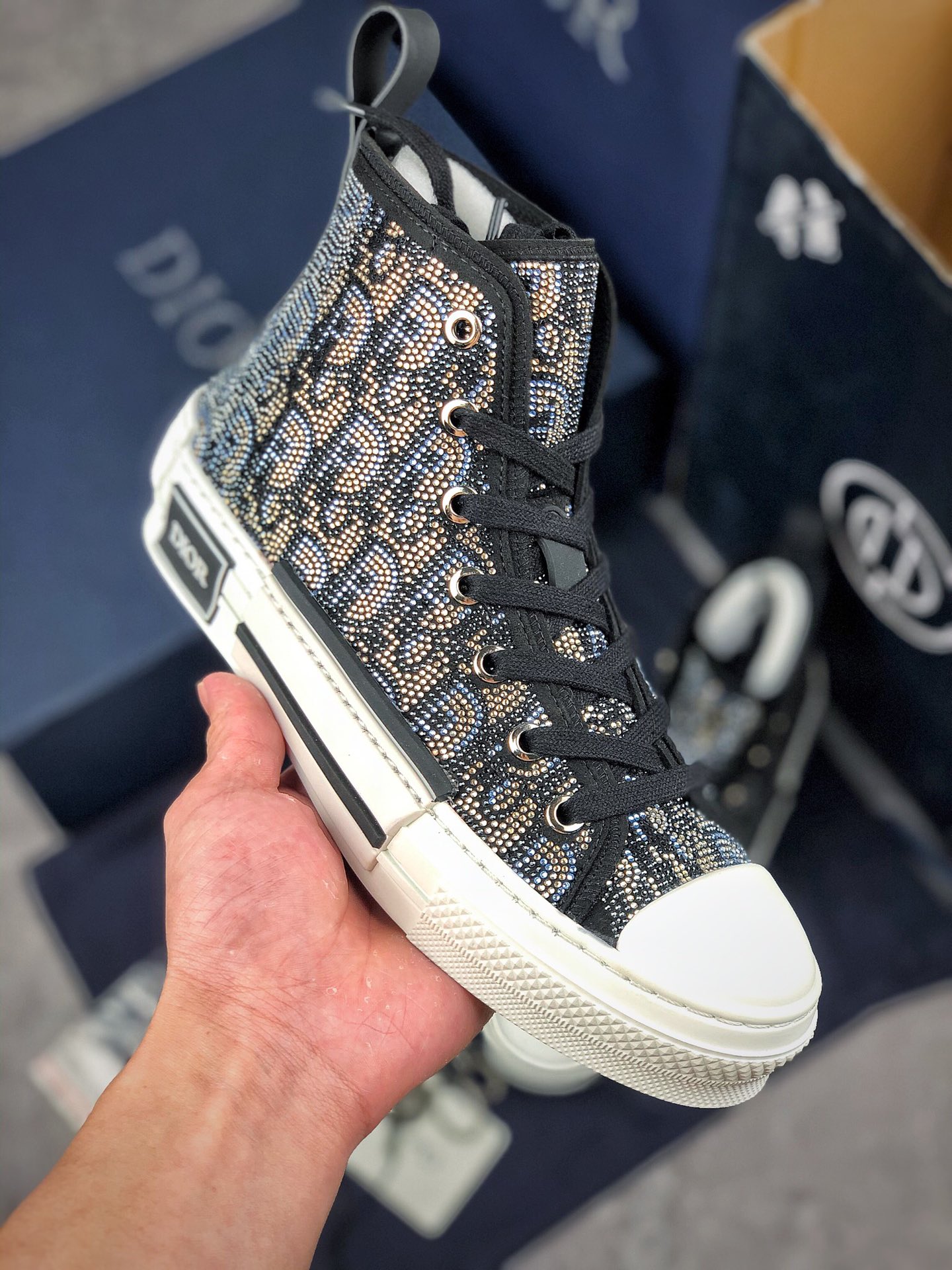 本地自取 核心放店
历史最强版本 不接受任何反驳
Dior B23 Oblique High Top Sneakers
芯片代购版 迪奥高帮水钻 全套原装配件
羊皮贴底拉帮 原装耐弯折耐高温EVC饰片材质 迄今为止唯一原装版本 采用原厂科技面料 无色差问题 随意对比公司 正确后跟弧度 完美鞋型 首批少量
尺码：35 36 37 38 39 40 41 42 43 44 45 46