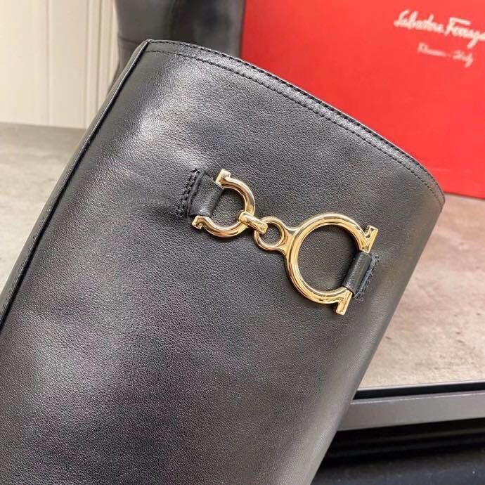Salvatore Ferragamo Gancini Boots: Design, Materials, and Price Summary - 图片 7