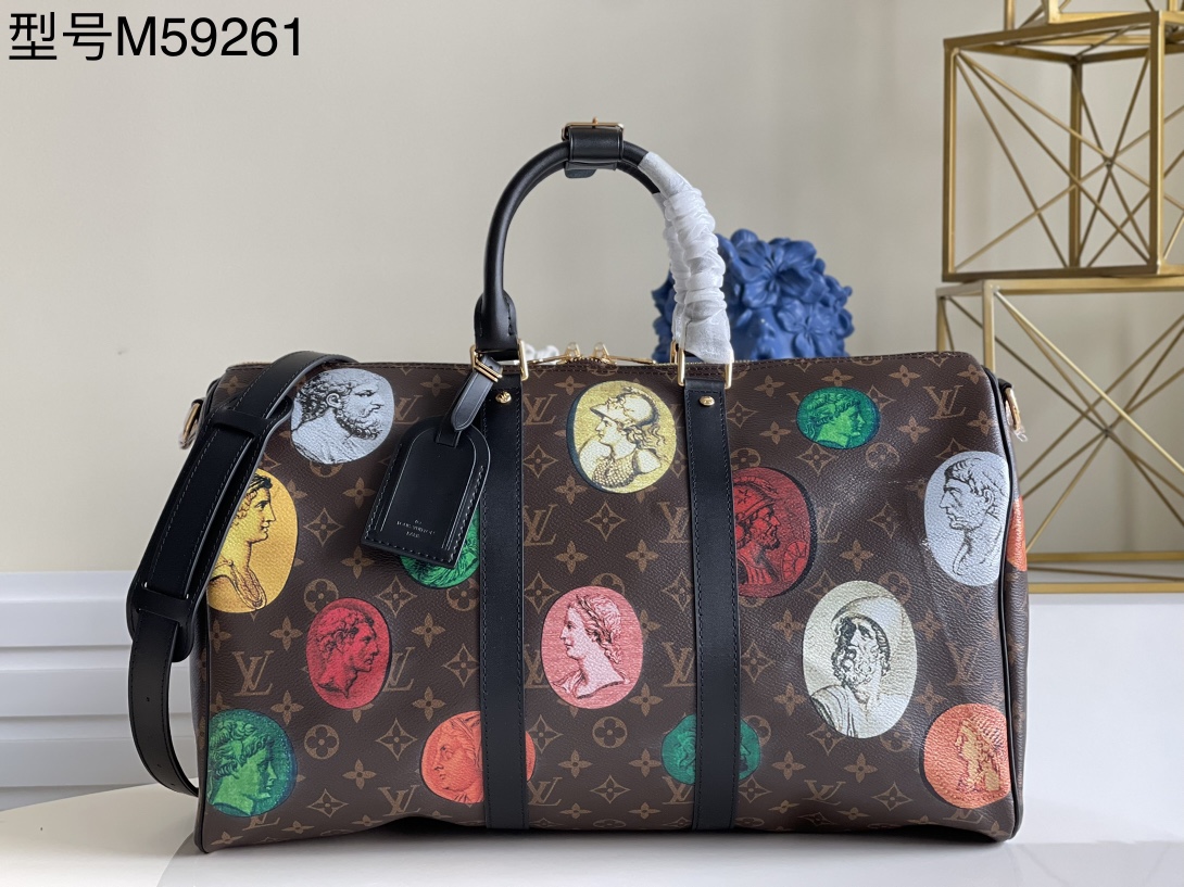 NO:397772,【Exclusive real shot M59261】This Keepall Bandoulière 45 travel bag is made of Monogram canvas, depicting ancient coins of different sizes in the works of Italian artist Piero Fornasetti in Octavia. The patterns are like reliefs, releasing vitality. Enriched space can accommodate the needs of short trips. Detailed features 45 x 27 x 20 cm z.800,LV [original leather],louis vuitton19860909【独家实拍M59261】本款 Keepall Bandoulière 45 旅行袋取材 Monogram 帆布,以明锐色彩描绘意大利艺术家 Piero Fornasetti 系列作品中尺寸不一的古老硬币,其纹饰仿若浮雕,释放蓬勃生机.充裕空间可容纳短途旅行所需.详细特征45 x 27 x 20 厘米 z.800,LV【原厂皮】,louis vuitton,Bag
