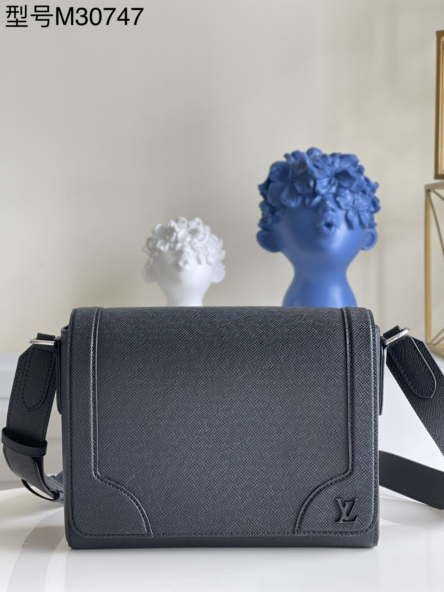 NO:397830,【Exclusive real photo M30747 black】M30807 new New Flap postman bag has the delicate texture of Taga embossed leather, which reinforcing the corners to evoke the memory of Louis Vuitton's traditional box making. The metal LV logo adds a brand logo, and the body-fitting design and adjustable shoulder straps accompany contemporary men to various daytime occasions. Detailed features 28.3 x 18.3 x 4.3 cm M.730, LV [original leather], louis vuitton, louis vuitton19860909【独家实拍M30747黑】M30807 全新 New Flap 邮差包拥有 Taga 压纹皮革的细腻质感,以加固边角唤起对路易威登制箱传统的记忆.金属 LV 标识再添品牌标志,贴合身形的设计和可调节肩带陪伴当代男士穿梭各式日间场合.详细特征28.3 x 18.3 x 4.3 厘米 M.730,LV【原厂皮】,louis vuitton,louis vuitton,Bag