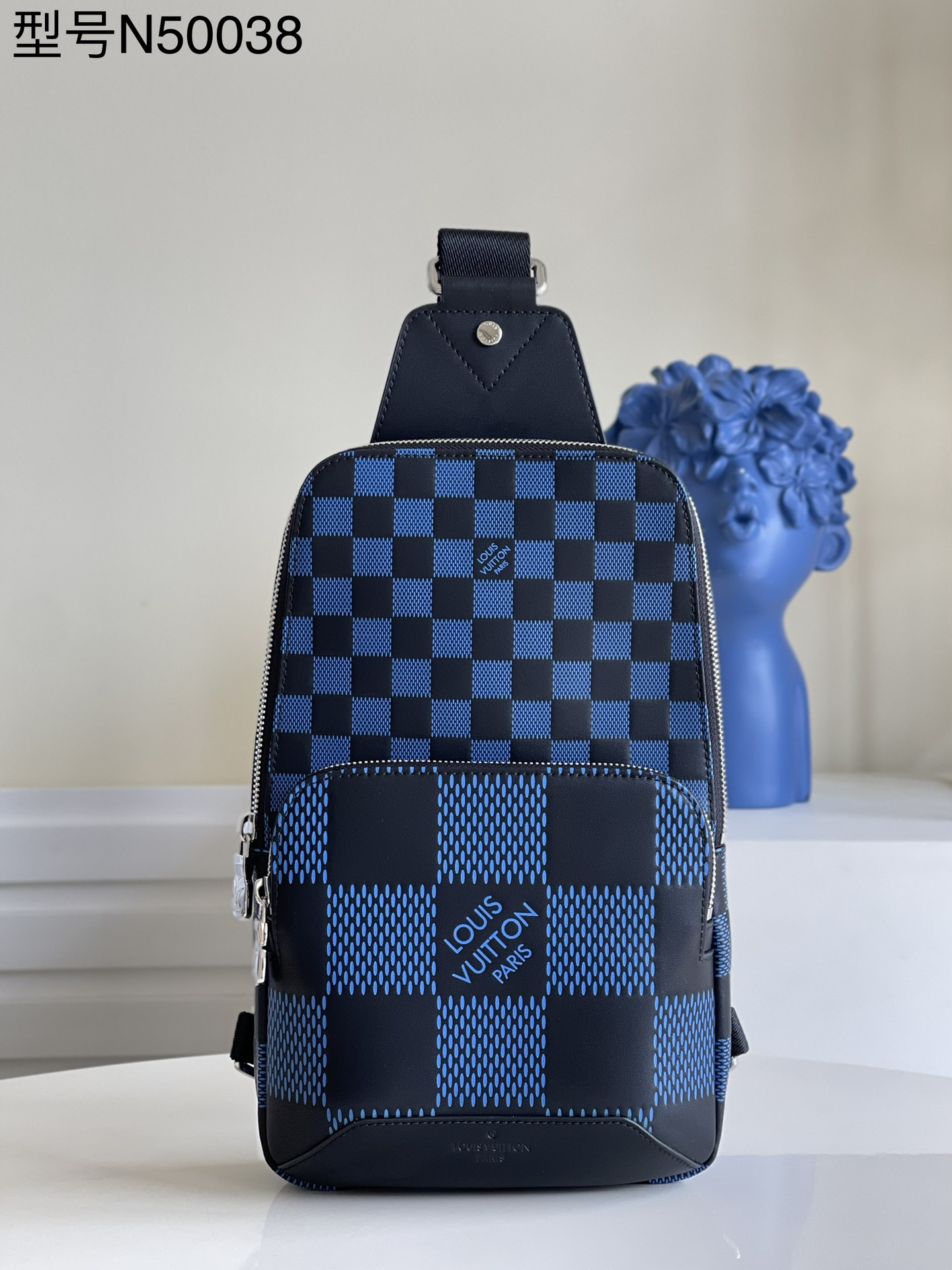 NO:397845,【Exclusive real photo M50038 blue】The new Avenue shoulder bag injects modern meaning into the brand’s classic elements. The Damier Infini 3D pattern draws inspiration for contemporary architecture, aiming to identify the pioneers of trends. The pockets and double zippers are suitable for daily travel. Detailed features 20 x 31 x 10 cm z.,LV [original leather],louis vuitton,shoulder bags19860909【独家实拍M50038蓝】新款 Avenue 单肩包为品牌经典元素注入摩登意味.Damier Infini 3D 图案向当代建筑采撷灵感,旨在标定潮流先锋.口袋和双拉链开合适宜日常出行.详细特征20 x 31 x 10 厘米 z.,LV【原厂皮】,louis vuitton,shoulder bags,Bag