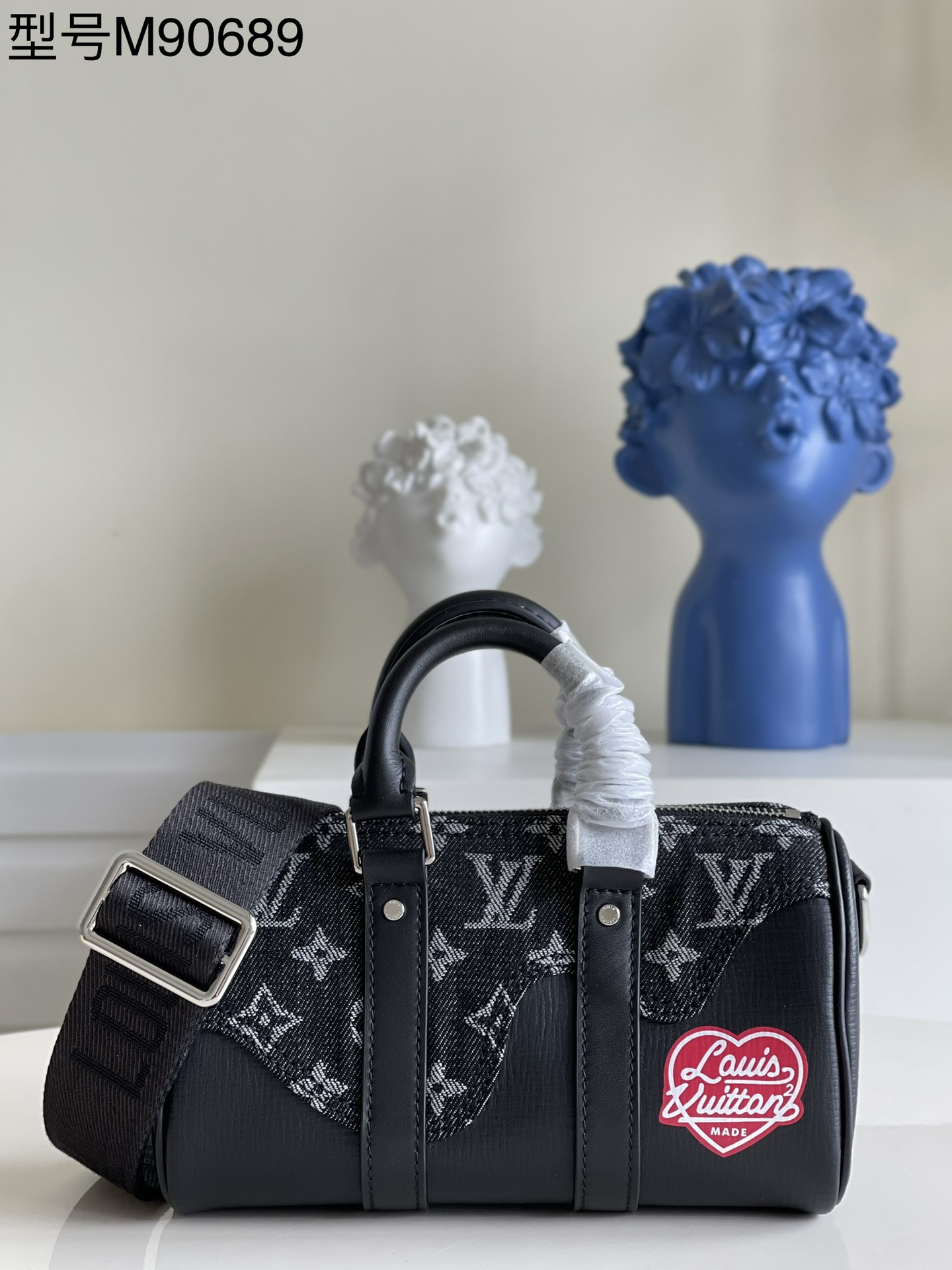 NO:398105,[Exclusive real shot of M90689 black] M-22 autumn and winter Everyday l v capsule series!  This series uses retro monogram floral materials to embellish the new louis vuittonl logo, making the bag full of youthful atmosphere. The bold and young color scheme and unique design are amazing enough, which is too eye-catching. Size 21×9×12cm.W.770, LV [original leather], louis vuitton, louis vuitton, louis vuitton19860909【独家实拍M90689黑色】M-22秋冬Everyday l v胶囊系列！这个系列用了复古的monogram花料点缀全新louis vuittonl标识,使包袋充满年轻的气息,大胆年轻的配色和别具一格设计足够惊艳,太惹眼了 尺寸21×9×12cm.W.770,LV【原厂皮】,louis vuitton,louis vuitton,Bag