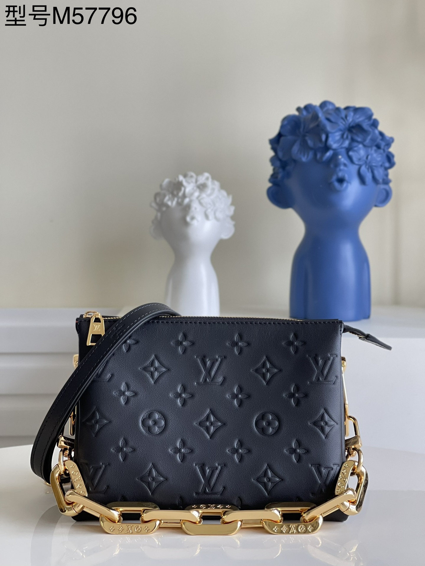 NO:397835,[Exclusive real shot of M57796 black] Coussin BB handbag shines in spring and summer fashion show. Monogram embossed fluffy sheepskin creates a pillow-back configuration, injecting avant-garde style into a simple design. You can use shoulder straps crossbody or incarnate chain bags, or you can carry them under your armpits. Detailed features 20 x 16 x 12 cm ye.,LV [original leather],louis vuitton,sheepskin19860909【独家实拍M57796黑色】Coussin BB手袋于 春夏时装秀大放异彩.Monogram 压纹蓬松绵羊皮打造靠枕构型,为简约设计注入前卫风范.可利用肩带斜挎或化身链条法棍包,亦可于腋下携带.详细特征20 x 16 x 12 厘米 ye.,LV【原厂皮】,louis vuitton,sheepskin,Bag