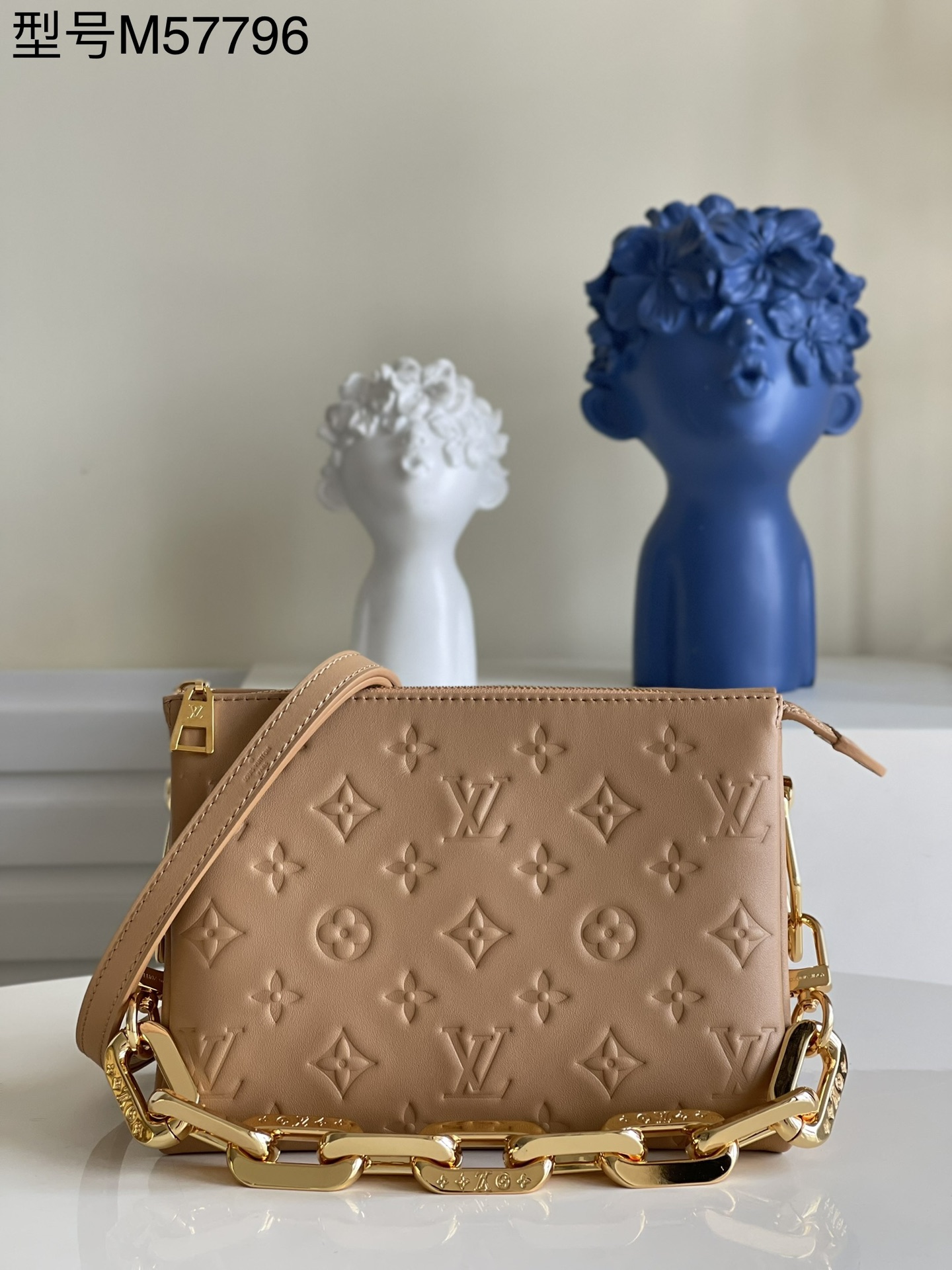 NO:397818,[Exclusive real photo M57796 apricot color] Coussin BB handbag shines in spring and summer fashion show. Monogram embossed fluffy sheepskin creates a pillow-back configuration, injecting avant-garde style into a simple design. You can use shoulder straps crossbody or incarnate chain bags, or you can carry them under your armpits. Detailed features 20 x 16 x 12 cm y.,LV [original leather],louis vuitton,sheepskin19860909【独家实拍M57796杏色】Coussin BB手袋于 春夏时装秀大放异彩.Monogram 压纹蓬松绵羊皮打造靠枕构型,为简约设计注入前卫风范.可利用肩带斜挎或化身链条法棍包,亦可于腋下携带.详细特征20 x 16 x 12 厘米 y.,LV【原厂皮】,louis vuitton,sheepskin,Bag