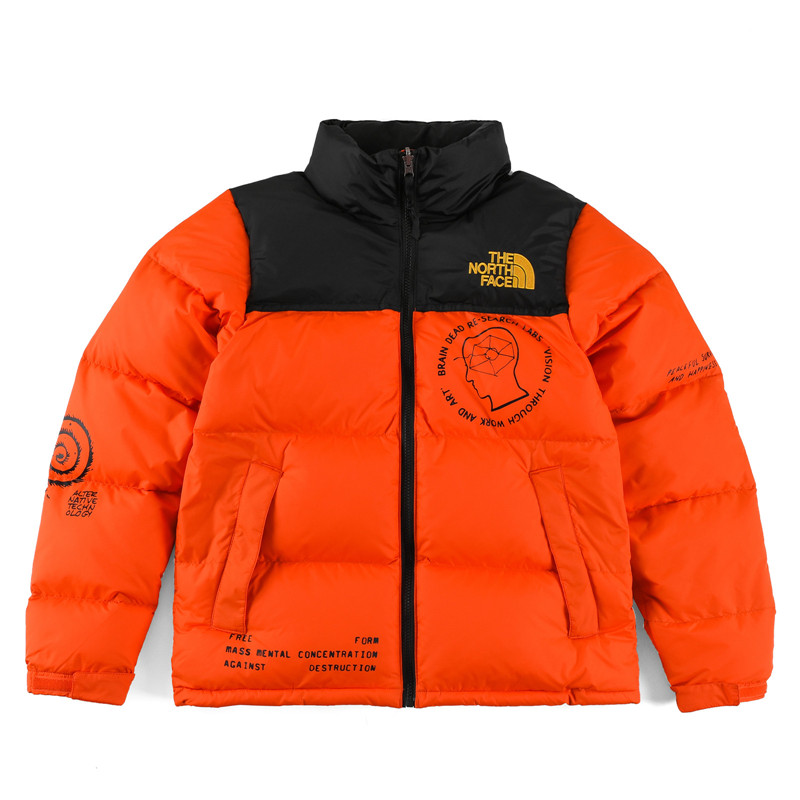 THE NORTH FACE x Brain Dead 联名款 Printrd nuptse Jaclet 脑死亡羽绒服  

产品配色：奶油黄，冰蓝色，浅藏蓝，黑色，橙色
尺码：XS，S，M，L，XL，XXL

 The North Face"的字面含义为山的最寒冷、最艰难一面。它也是The North Face"的产品能够发挥功能的地方。 The North Face。一直致力支持去发现亲近自然。赞助探险家们去征服那些遥远的,人类尚不可触及的角落。 The North Face"的标识,取自于美国Yosemite优胜美地国家公园内的半圆页山Half Dome,这也是等岩爱好者们擎爬花岗石的终极目标。