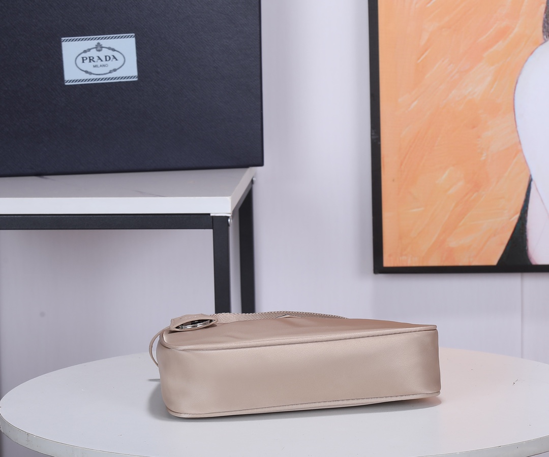 Prada HOBO…肯豆同款 女士尼龙单肩包 型采用进口 降落伞布料 轻便又实用的Hobo腋下包