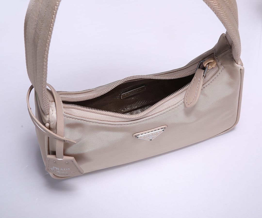 Prada HOBO…肯豆同款 女士尼龙单肩包 型采用进口 降落伞布料 轻便又实用的Hobo腋下包