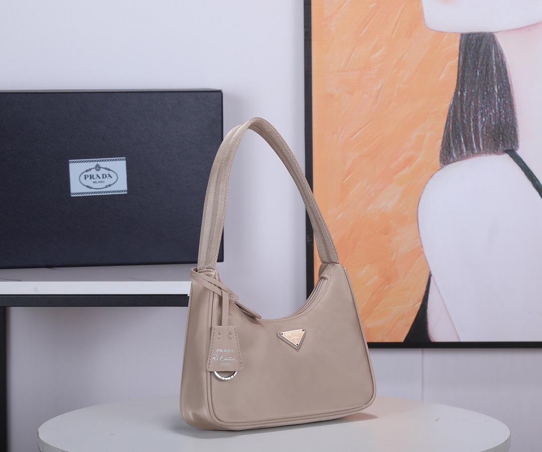 Prada HOBO…肯豆同款 女士尼龙单肩包 型采用进口 降落伞布料 轻便又实用的Hobo腋下包