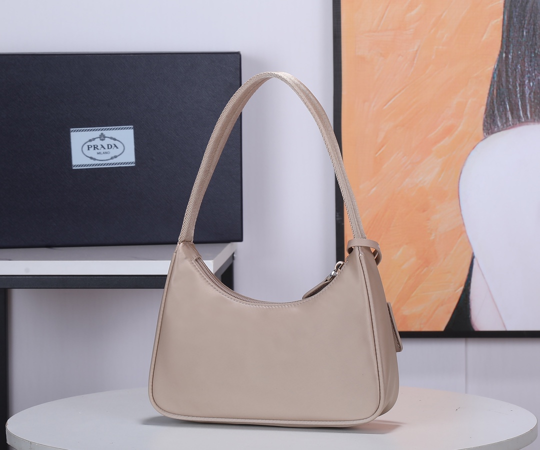 Prada HOBO…肯豆同款 女士尼龙单肩包 型采用进口 降落伞布料 轻便又实用的Hobo腋下包
