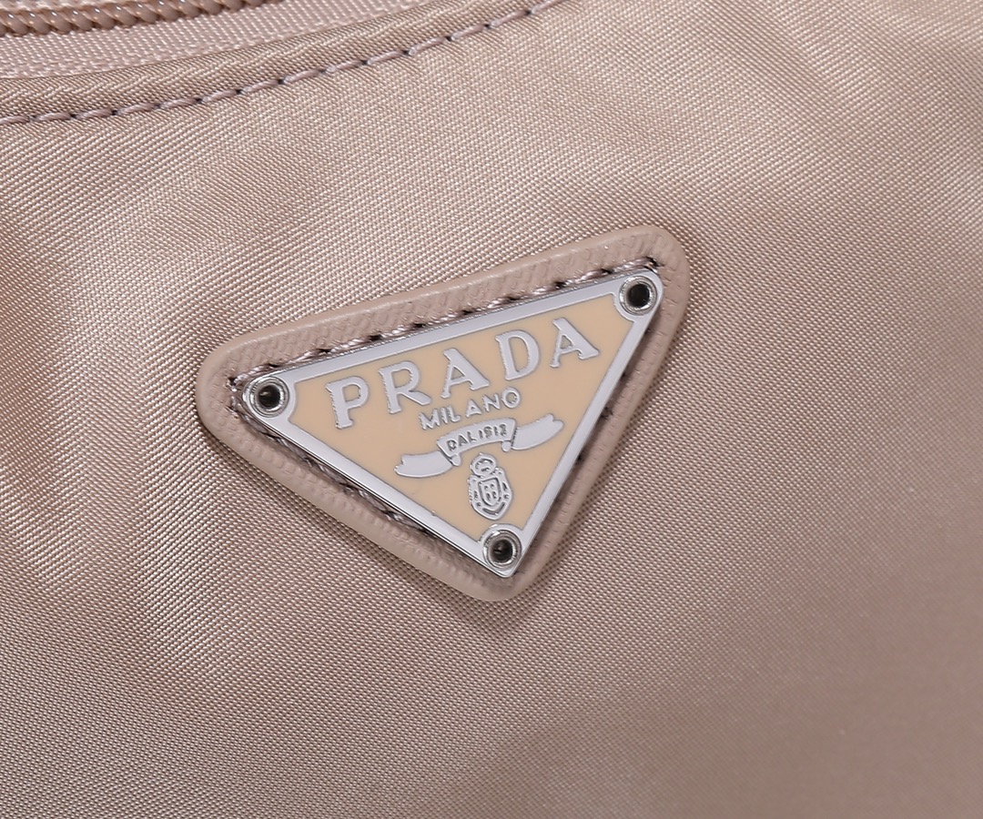 Prada HOBO…肯豆同款 女士尼龙单肩包 型采用进口 降落伞布料 轻便又实用的Hobo腋下包