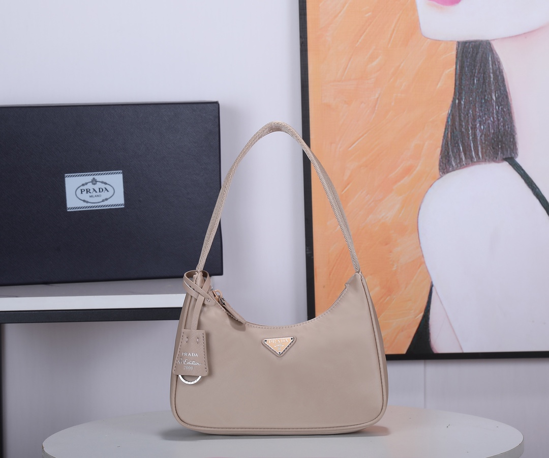 Prada HOBO…肯豆同款 女士尼龙单肩包 型采用进口 降落伞布料 轻便又实用的Hobo腋下包