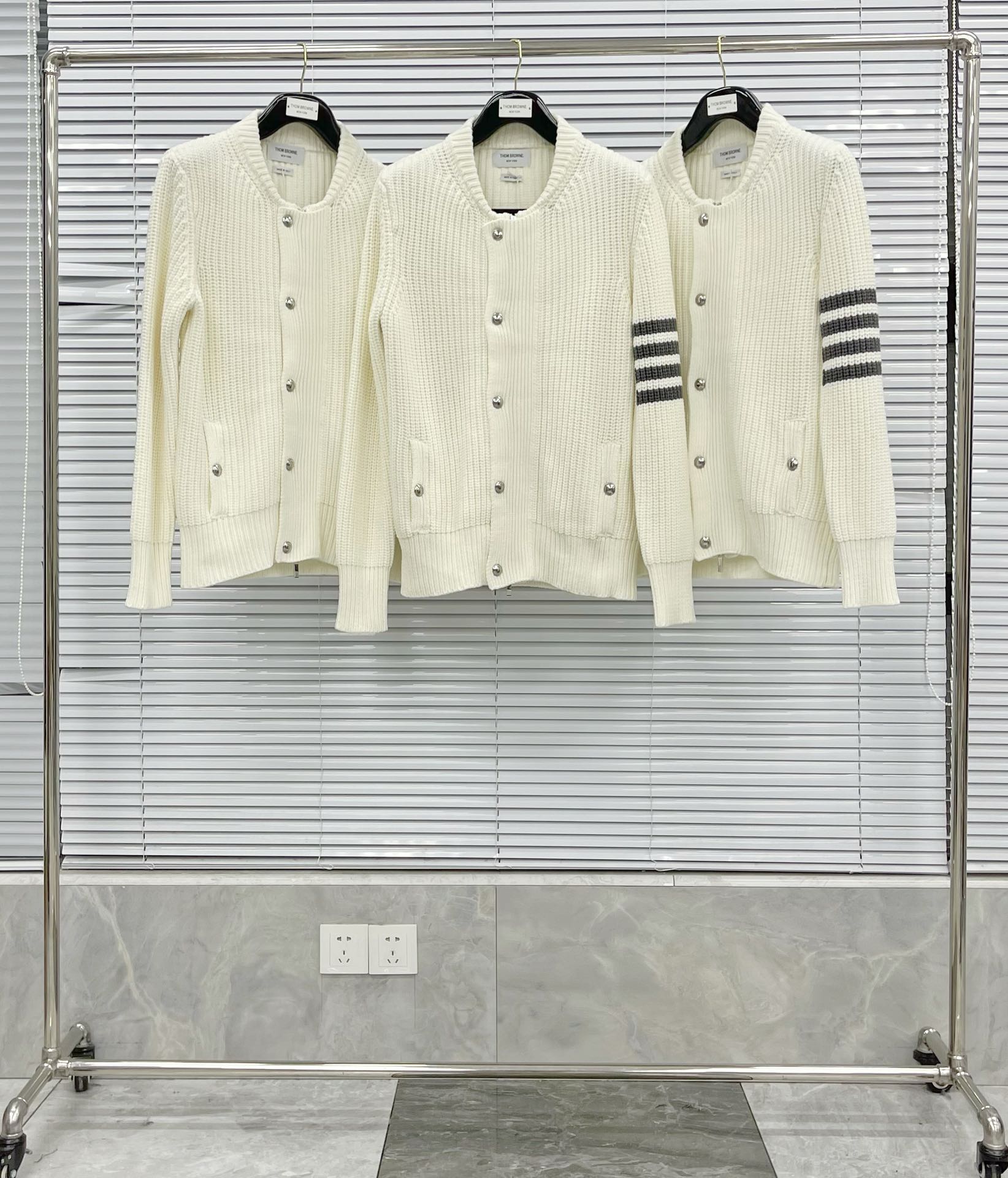톰브라운 남성 가디건 143049 Thom Browne Cardigan 상세 이미지 2
