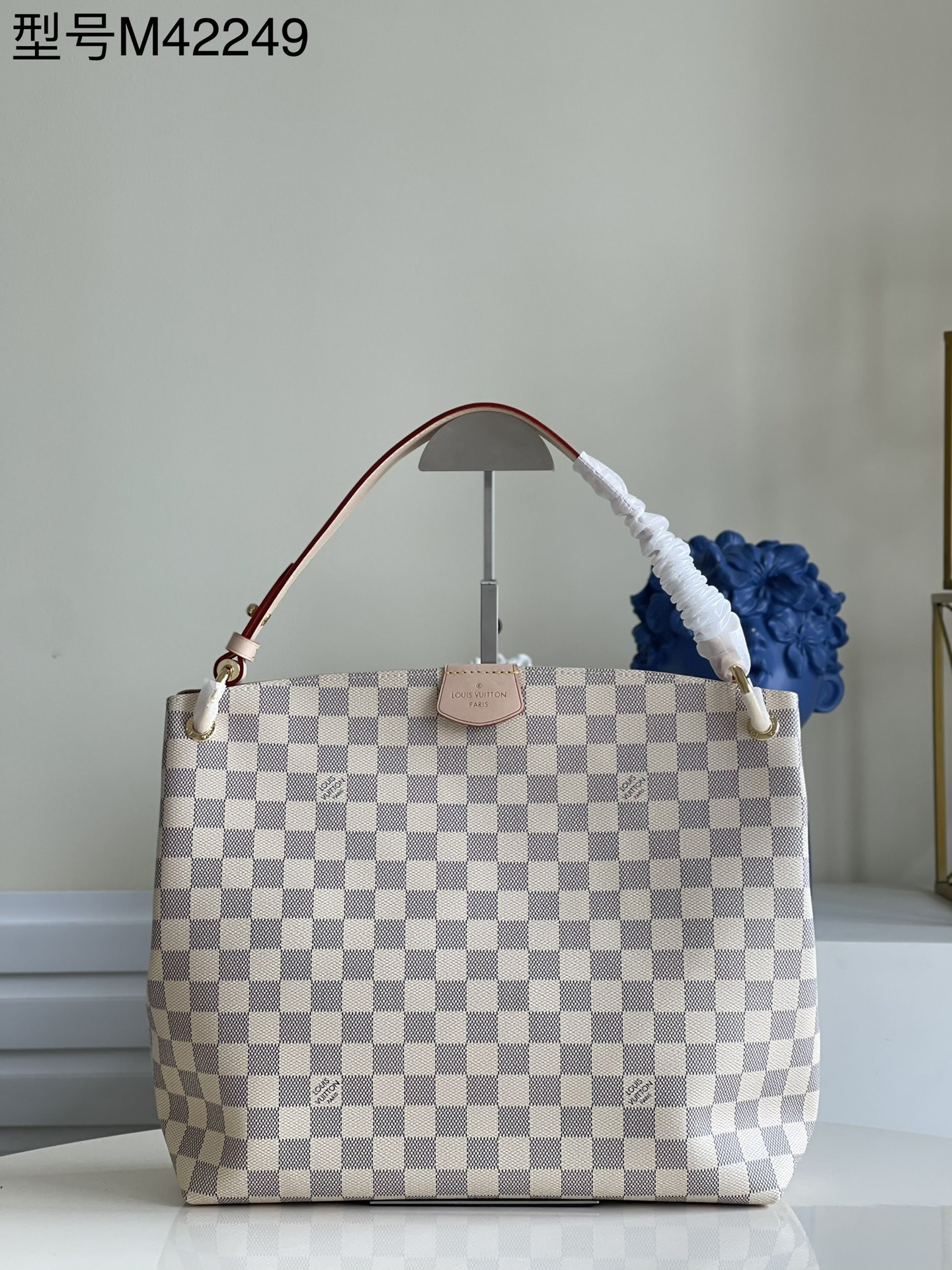 NO:397784,【Exclusive real shot M42249 small】GRACEFUL handbag fresh Damier Azur canvas interprets the combination of light texture and abundant capacity, taking into account the close-fitting design suitable for daily travel. Natural cowhide details and shiny reveal a delicate texture, and soft flat handles achieve a comfortable and trendy shoulder-back shape. Magnetic buckle closure and zipper inner bag ensure the safety of the items. Detailed features 35 x 30 x 11 cm (length x height x width) w.,LV [original leather],louis vuitton,cowhide19860909【独家实拍M42249小号】GRACEFUL手袋清新的 Damier Azur 帆布演绎轻盈质地与充裕容量的融合,兼顾适宜日常出行的贴身设计.天然牛皮细节与亮泽显露细腻质感,柔软平手柄实现舒适而不失潮流的肩背造型.磁扣开合与拉链内袋确保物品安全无虞.详细特征35 x 30 x 11 厘米 (长度 x 高 x 宽) w.,LV【原厂皮】,louis vuitton,cowhide,Bag