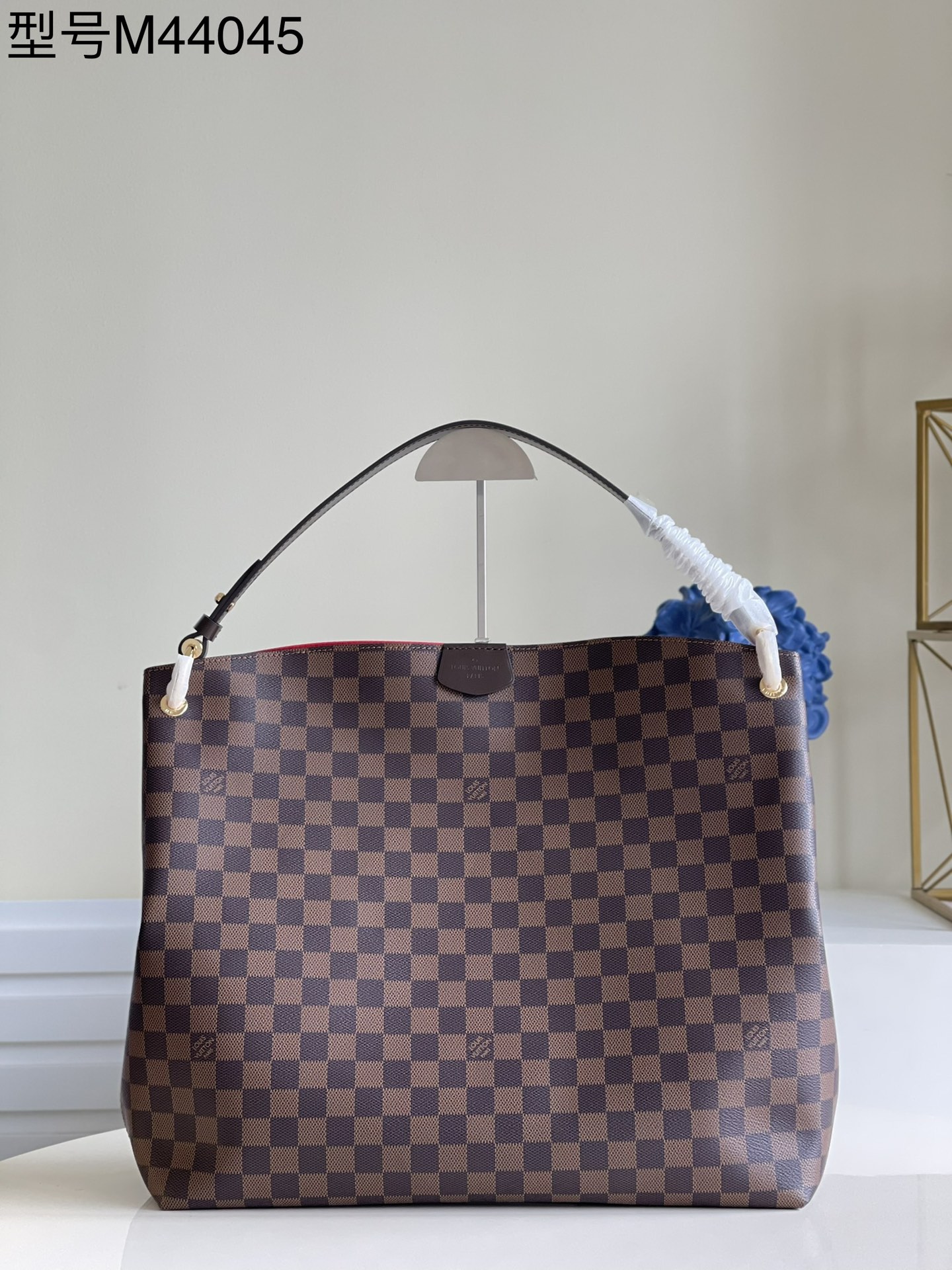 NO:397786,【Exclusive real shot M44045 large size】GRACEFUL handbag fresh Damier Azur canvas interprets the combination of light texture and abundant capacity, taking into account the close-fitting design suitable for daily travel. Natural cowhide details and shiny reveal a delicate texture, and soft flat handles achieve comfortable and trendy shoulder-back shape. Magnetic buckle closure and zipper inner bag ensure the safety of the items. Detailed features 35.5 × 14.0 × 33.5 cm cm (length x height x width) w.,LV [original leather],louis vuitton,cowhide19860909【独家实拍M44045大号】GRACEFUL手袋清新的 Damier Azur 帆布演绎轻盈质地与充裕容量的融合,兼顾适宜日常出行的贴身设计.天然牛皮细节与亮泽显露细腻质感,柔软平手柄实现舒适而不失潮流的肩背造型.磁扣开合与拉链内袋确保物品安全无虞.详细特征35.5 × 14.0× 33.5 cm厘米 (长度 x 高 x 宽) w.,LV【原厂皮】,louis vuitton,cowhide,Bag