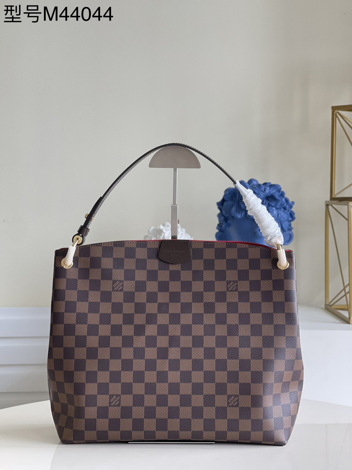 NO:397787,【Exclusive real photo M44044 small】GRACEFUL handbag fresh Damier Azur canvas interprets the combination of light texture and abundant capacity, taking into account the close-fitting design suitable for daily travel. Natural cowhide details and shiny reveal a delicate texture, and soft flat handles achieve a comfortable and trendy shoulder-back shape. Magnetic buckle closure and zipper inner bag ensure the safety of the items. Detailed features 35 x 30 x 11 cm (length x height x width) w.,LV [original leather],louis vuitton,cowhide19860909【独家实拍M44044小号】GRACEFUL手袋清新的 Damier Azur 帆布演绎轻盈质地与充裕容量的融合,兼顾适宜日常出行的贴身设计.天然牛皮细节与亮泽显露细腻质感,柔软平手柄实现舒适而不失潮流的肩背造型.磁扣开合与拉链内袋确保物品安全无虞.详细特征35 x 30 x 11 厘米 (长度 x 高 x 宽) w.,LV【原厂皮】,louis vuitton,cowhide,Bag