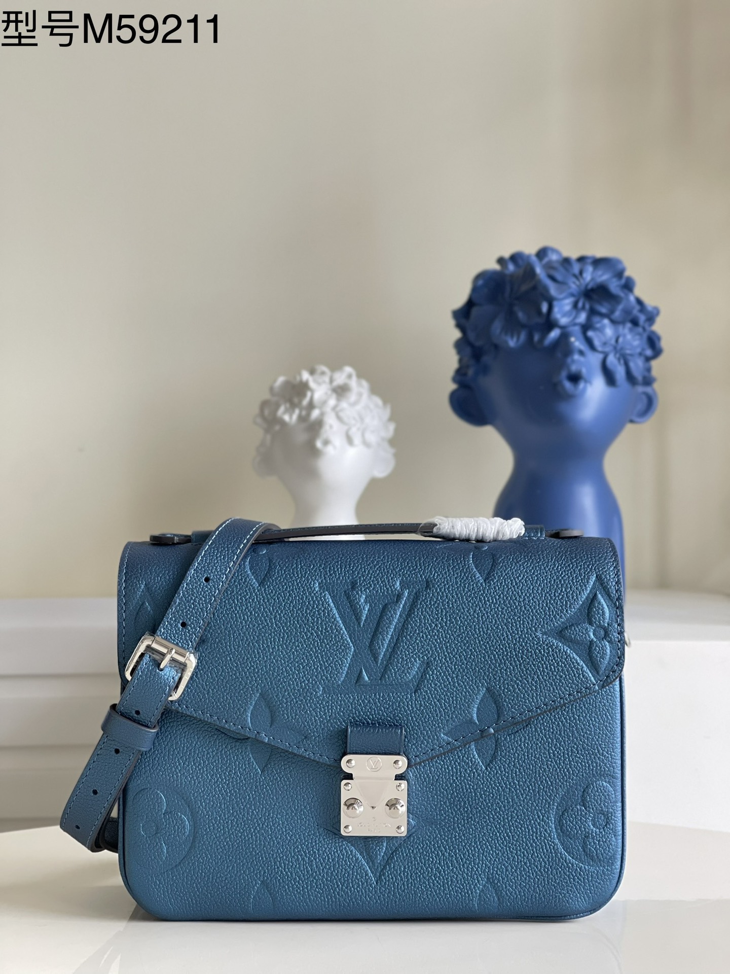 NO:397912,【Exclusive real photo M59211 Metal Blue】M40780 FLIGHT MODE series This Pochette Metis vividly interprets the elegant style with a petite figure. It uses soft Monogram Empreinte leather fabric, and the tight body is equipped with multiple practical pockets and compartments 25.0 x 19.0 x 7.0 cm J.,LV [original leather],louis vuitton19860909【独家实拍M59211金属蓝】M40780 FLIGHT MODE 系列 此款Pochette Metis以娇小身姿生动演绎优雅风格.选用柔软的Monogram Empreinte皮革面料,紧致的包身中配有多个实用口袋与隔层 25.0 x 19.0 x 7.0 cm J.,LV【原厂皮】,louis vuitton,Bag