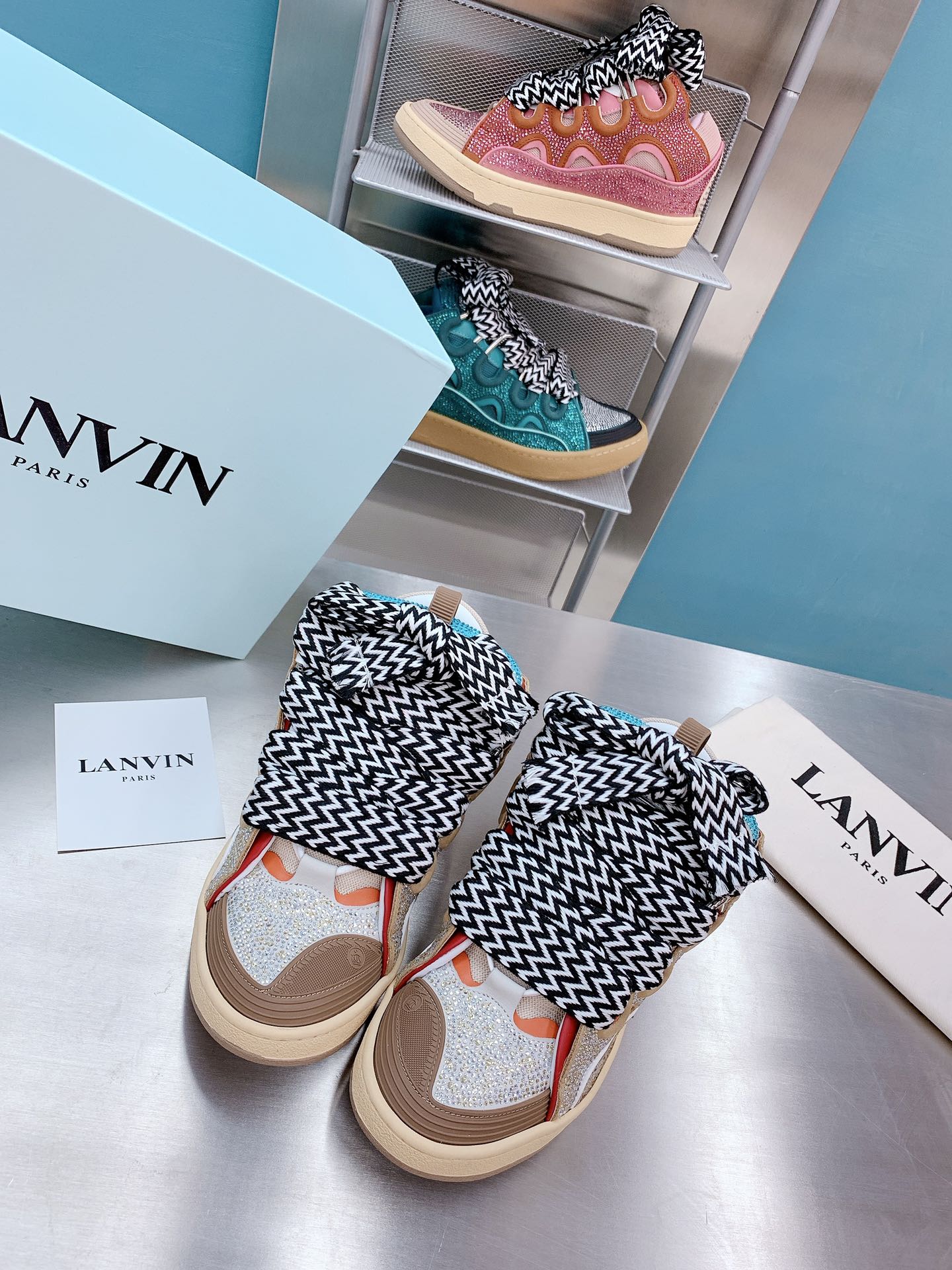 NO:172571,The latest model of LANVIN Langfan 3rd generation, the latest catwalk model CURB series casual sneakers, the official website became popular all over the world, and major internet celebrities also frantically took it. It took 2 months to make the original 1:1 mold-opening heavy process, the fabric is imported beef matte environmentally friendly beef reverse velvet gold steel mesh fabric, soft and breathable space cotton fabric, original mold-opening two-color TPU sole, women's model 35#-40# men's model 39#-44# basic model (splashing ink, print logo, full diamond model), casual shoes/sports, sneakers19860909最新款LANVIN浪凡三代 最新走秀款CURB系列休闲运动鞋,官网一出热度火爆整个全球,各大网红也疯狂上脚 耗时2个月原版1:1开模重工艺制作,面料采用进口牛磨砂环保牛反绒金钢网织物 内里柔软透气太空棉面料原版开模双色TPU大底 女款35#-40# 男款39#-44# 基本款（泼墨 打印logo 奥钻满钻款）,休闲鞋/运动鞋,sneakers,Women's Shoes