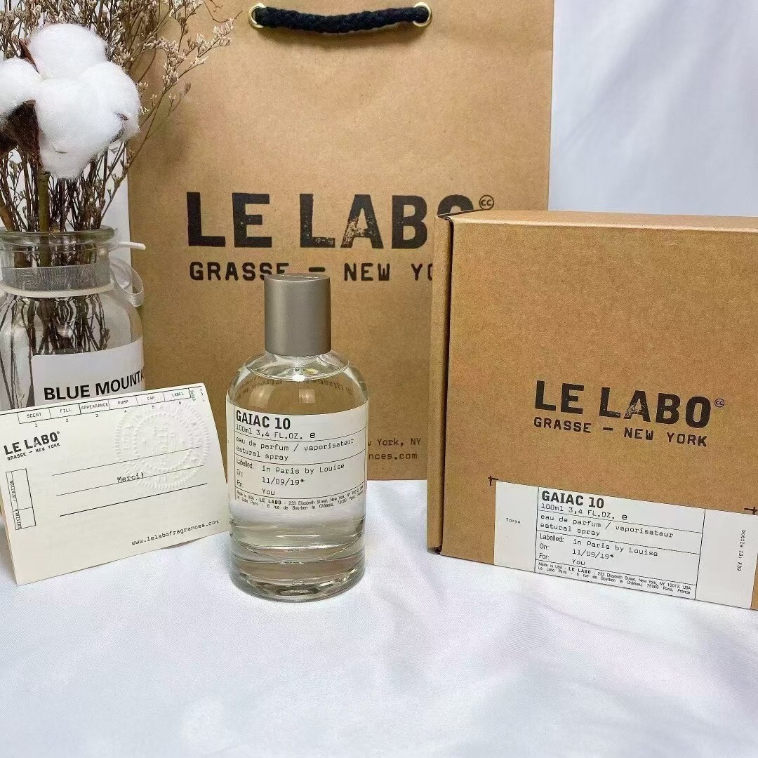 专柜版各💰80包邮
专柜版本，美国小众沙龙 Le Labo香水实验室香水100ml，现货10个味道。。10号东京，13号别样，19号浆果，22号香柠檬，24号广藿香，28号首尔，29号红茶，31号玫瑰，33号檀香木，39号鸢尾草，46号香根草。