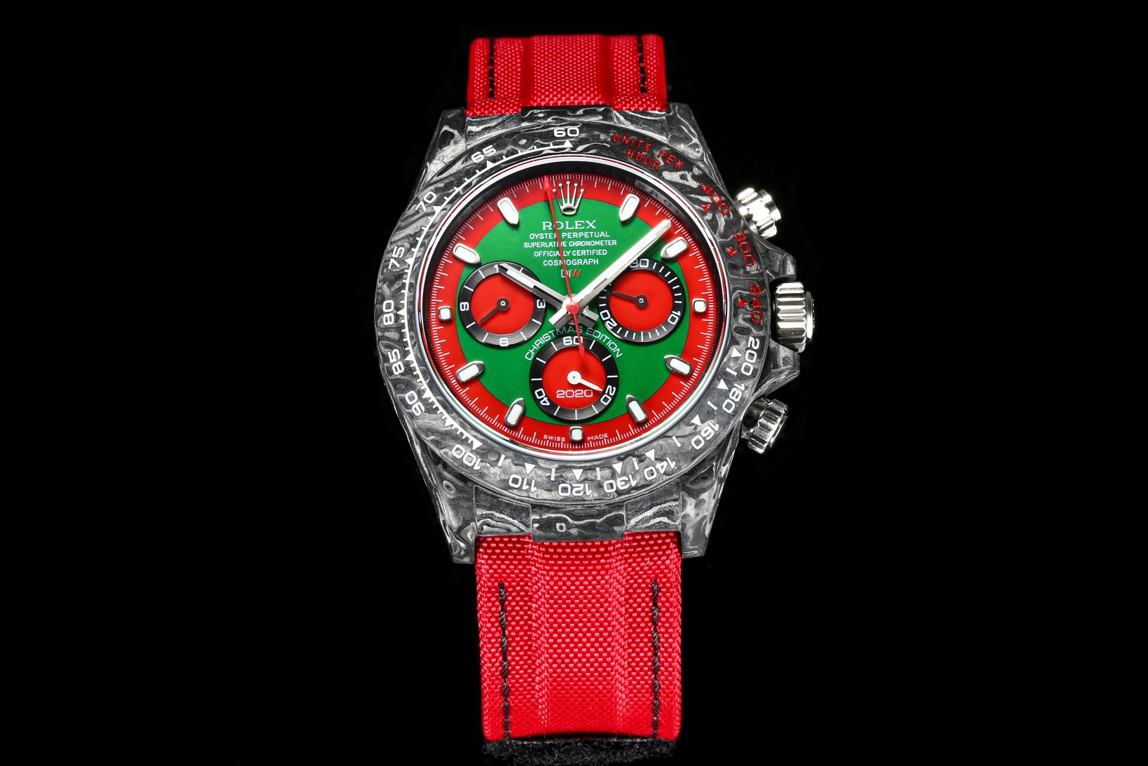 NO:145934,TW Factory ROLEX Cosmic Chronicle Ditona series carbon fiber custom version, the watch is not only lightweight but has a hard appearance. Each watch has a unique carbon fiber pattern. [Case] ​​The watch size is 40X13.5, which matches the original. Tw factory has the unique style of carbon fiber Rolex. The market is exclusive to the market. The entire shell cover, ring mouth and bottom cover are made of high composite carbon fiber and super luminous powder. The details are made by hand chamfering polishing. The texture is extraordinary. [Wristband buckle] The strap is made of artificial fiber braided belt, breathable and comfortable, and the texture is soft. There are green, black and orange to choose from. [Movement] uses a precise and mature movement to perfectly realize the powerful functions of authentic products!  !  !  ,,rolex19860909TW厂 ROLEX宇宙计时迪通拿系列之碳纤维定制版,腕表不仅佩戴轻便,外表坚硬.且每一只腕表都拥有独一无二的碳纤花纹.【表壳】腕表尺寸40X13.5吻合原装.Tw工厂实力铸造碳纤维劳力士的独特风采.市场独家做到,整个壳套,圈口包括底盖均采用高复合碳纤维和超强夜光粉所打造.细节之处更是经过手工倒角抛光所制.质感非凡.【表带扣】表带采用人工纤维编织带所制,透气舒适,质地柔软.分别有绿色,黑色和橙色可供选择.【机芯】采用精准而成熟的机芯,完美实现正品强大功能！！！,,rolex,Watch