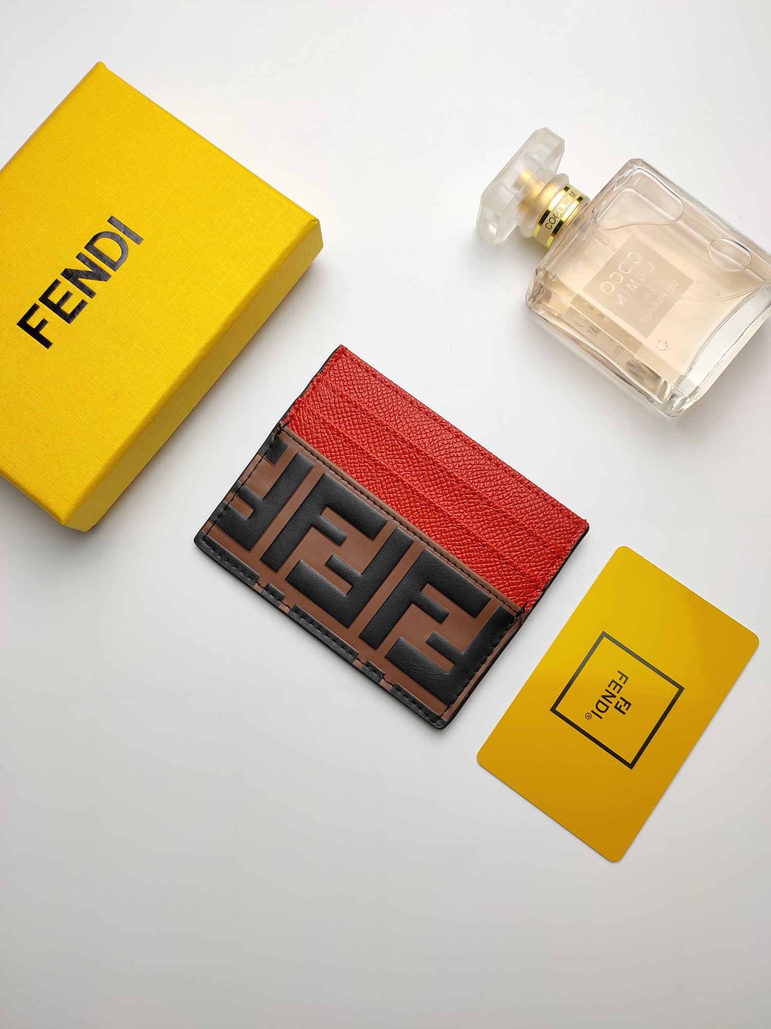 芬迪“F is Fendi”卡包😍有中间夹层和六个卡槽庆祝Fendi Roma标识和内部标签嘴唇小牛皮材