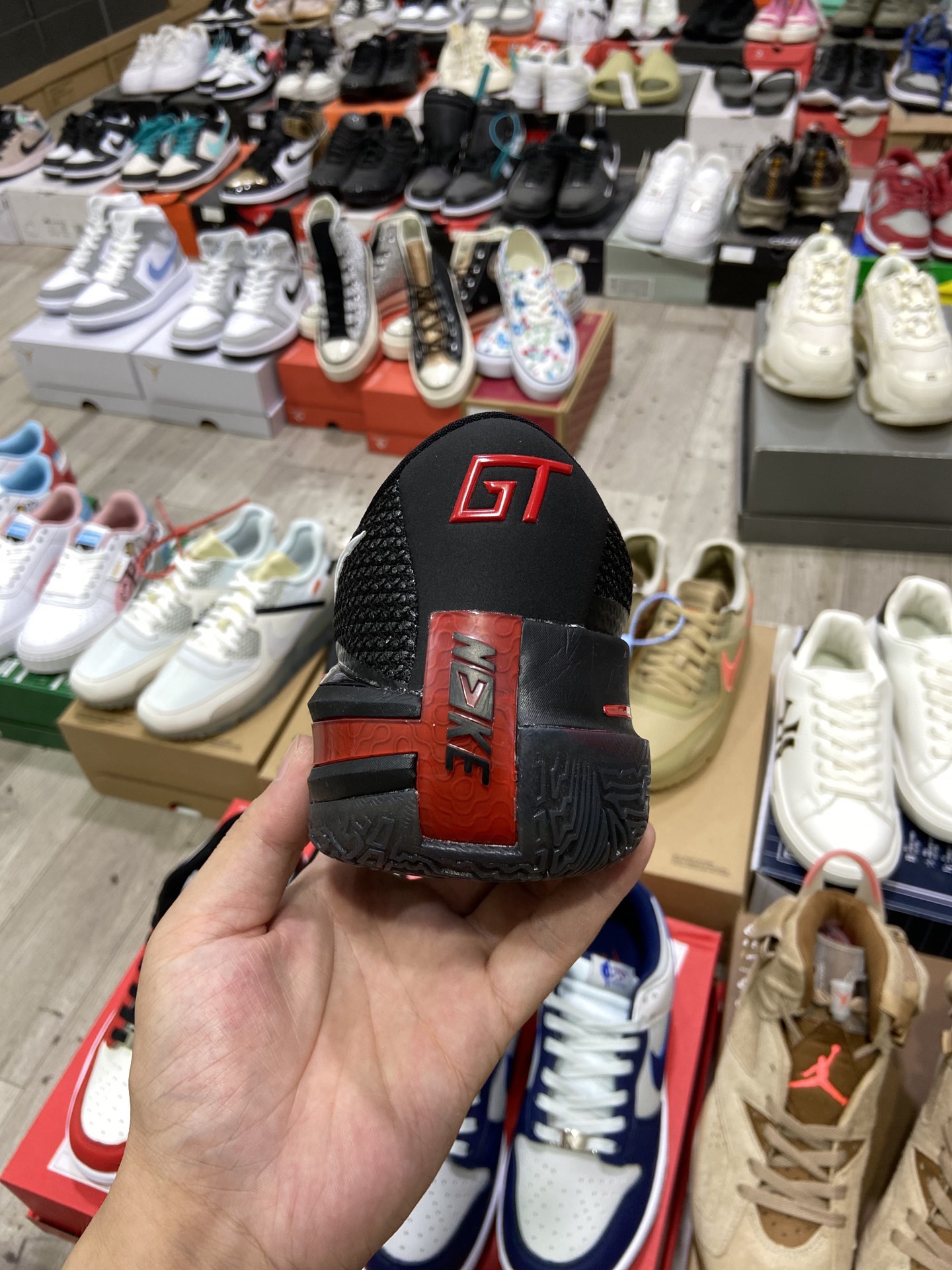 240 耐克Nike Air Zoom G.T.Cut G.T. Cut专为力求在场上大展身手的篮球运动员CZ0176-003