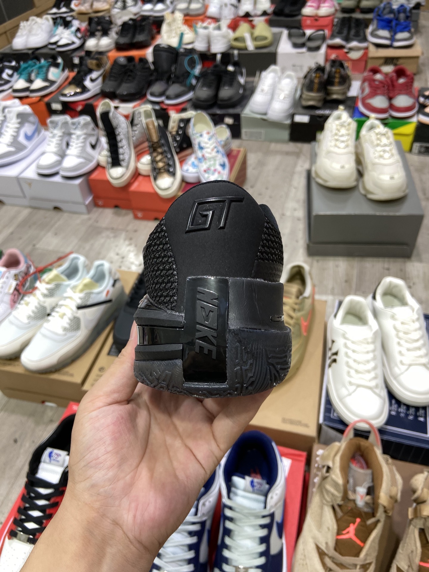 240 耐克Nike Air Zoom G.T.Cut男女篮球鞋 G.T. Cut专为力求在场上大展身手的篮球运动员打造该鞋款脚感轻盈CZ0176-001